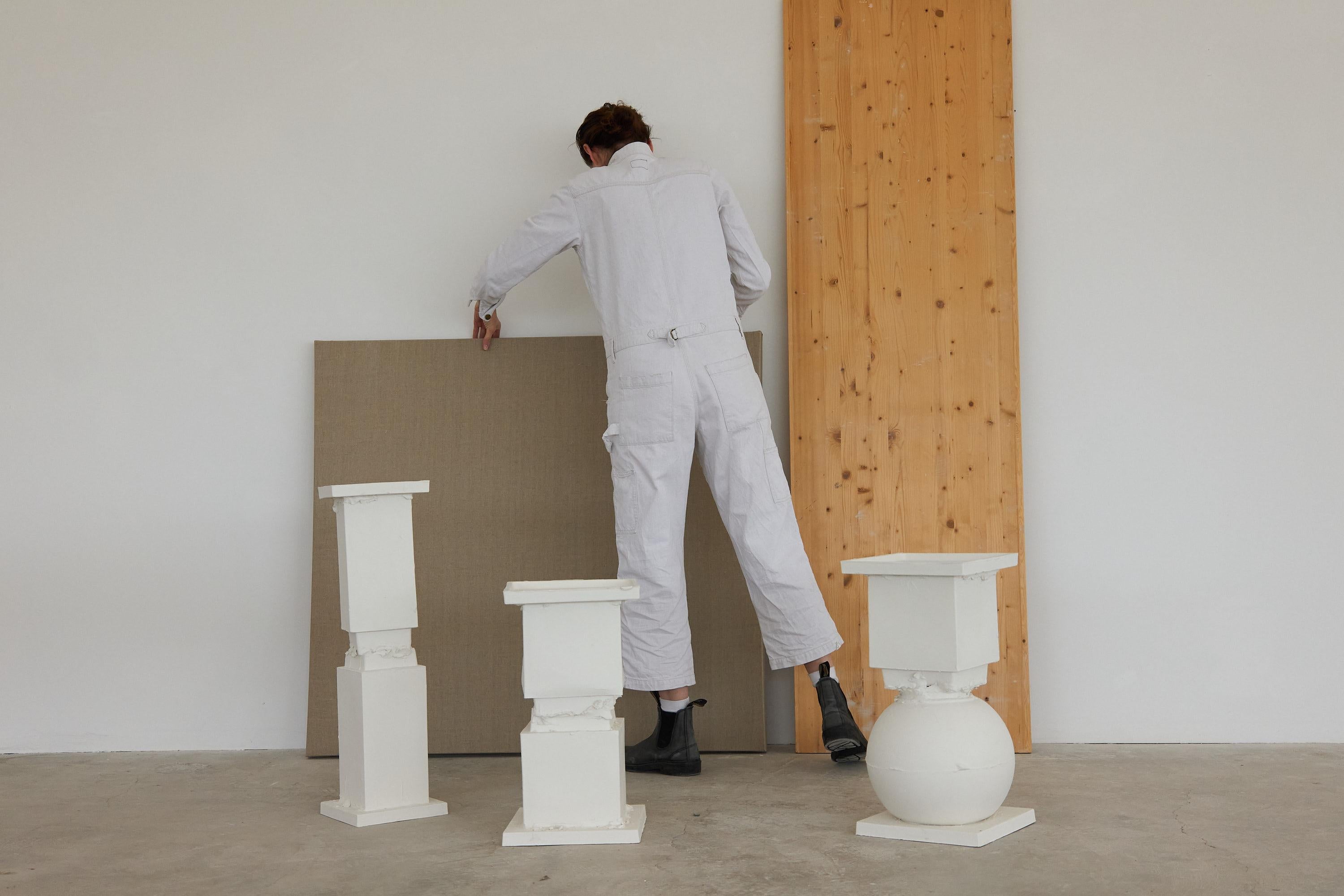 Table d'appoint sculptée à la main (formes carrées) en vente 2