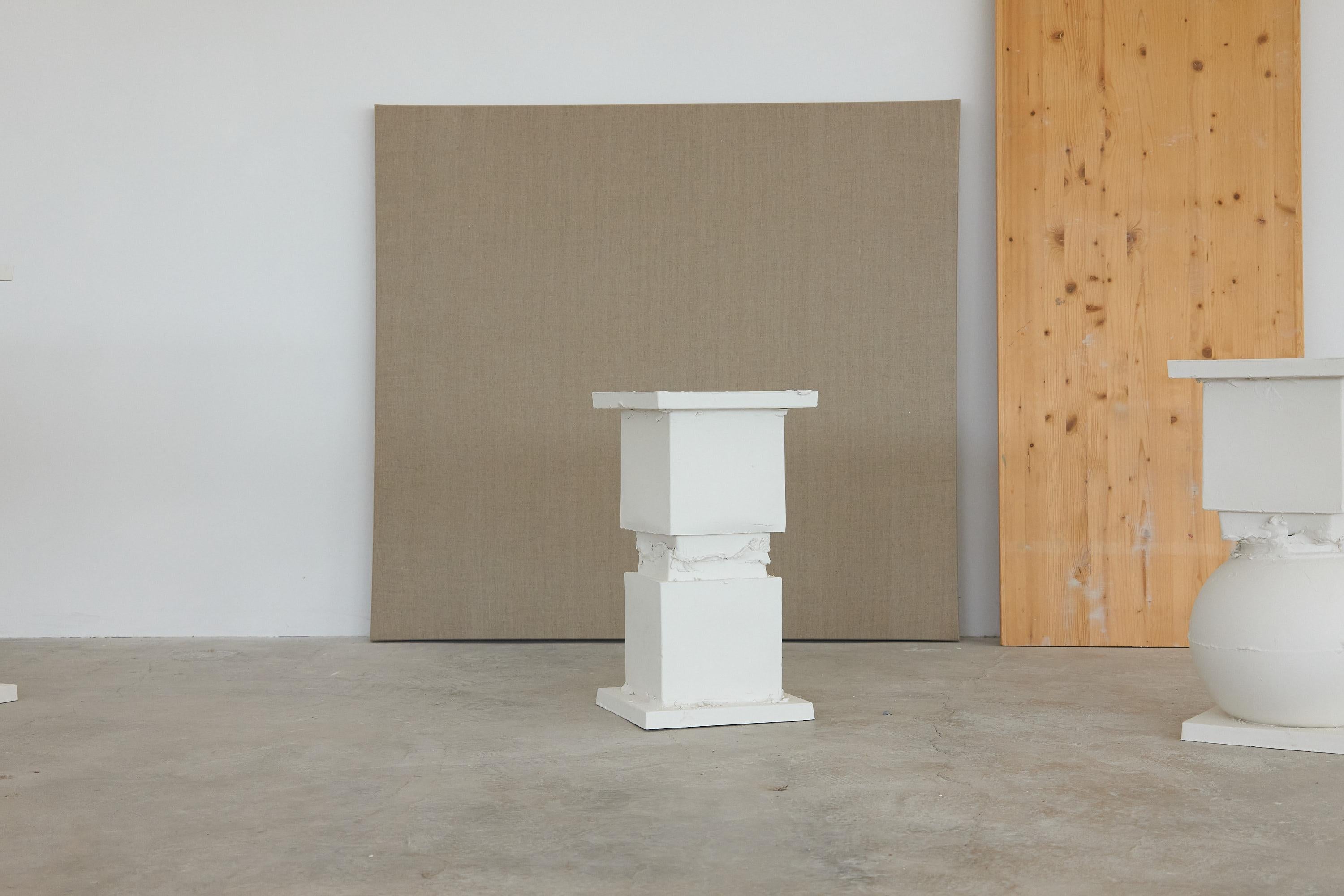 Table d'appoint sculptée à la main (formes carrées) en vente 3
