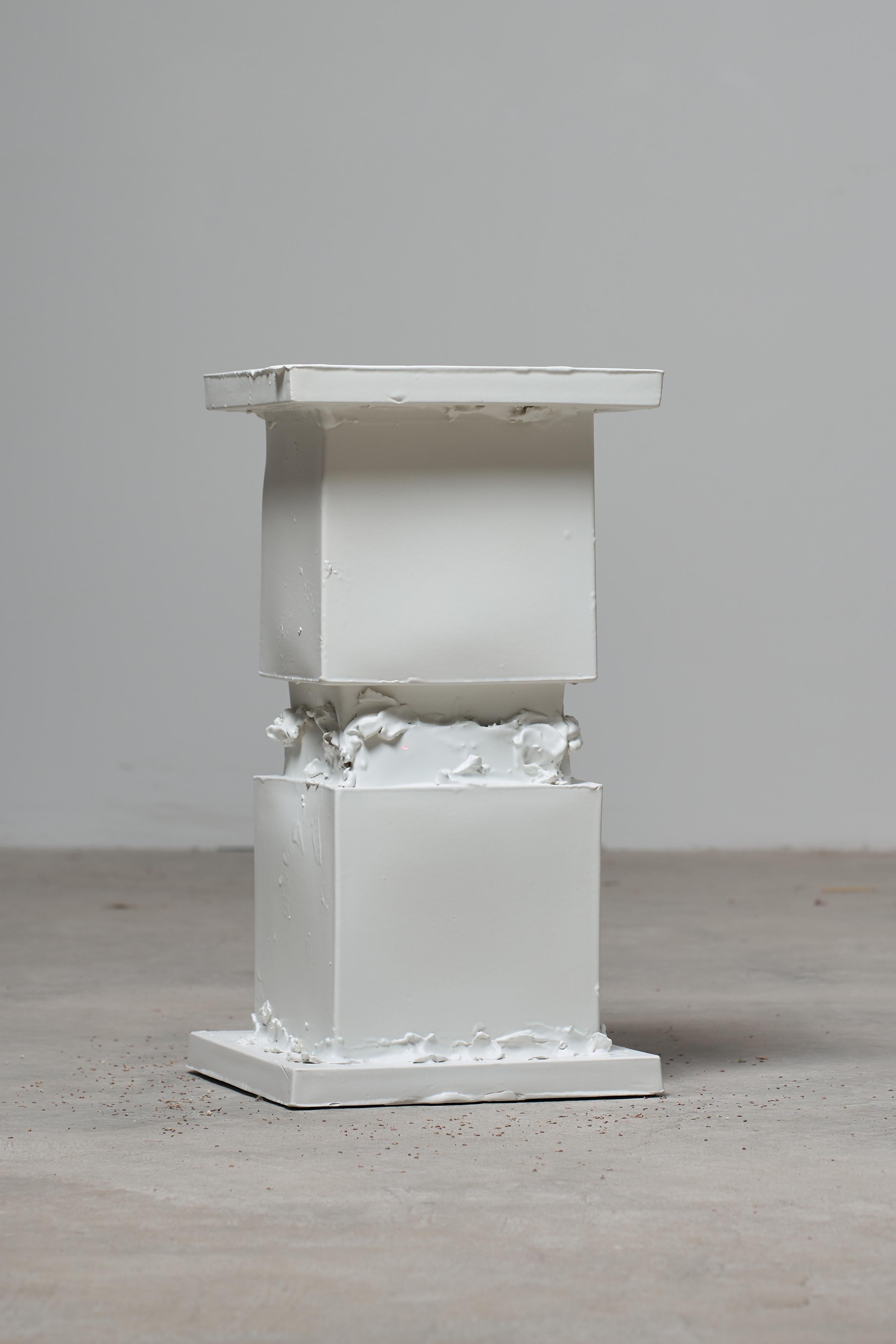 Table d'appoint sculptée à la main (formes carrées) en vente 1