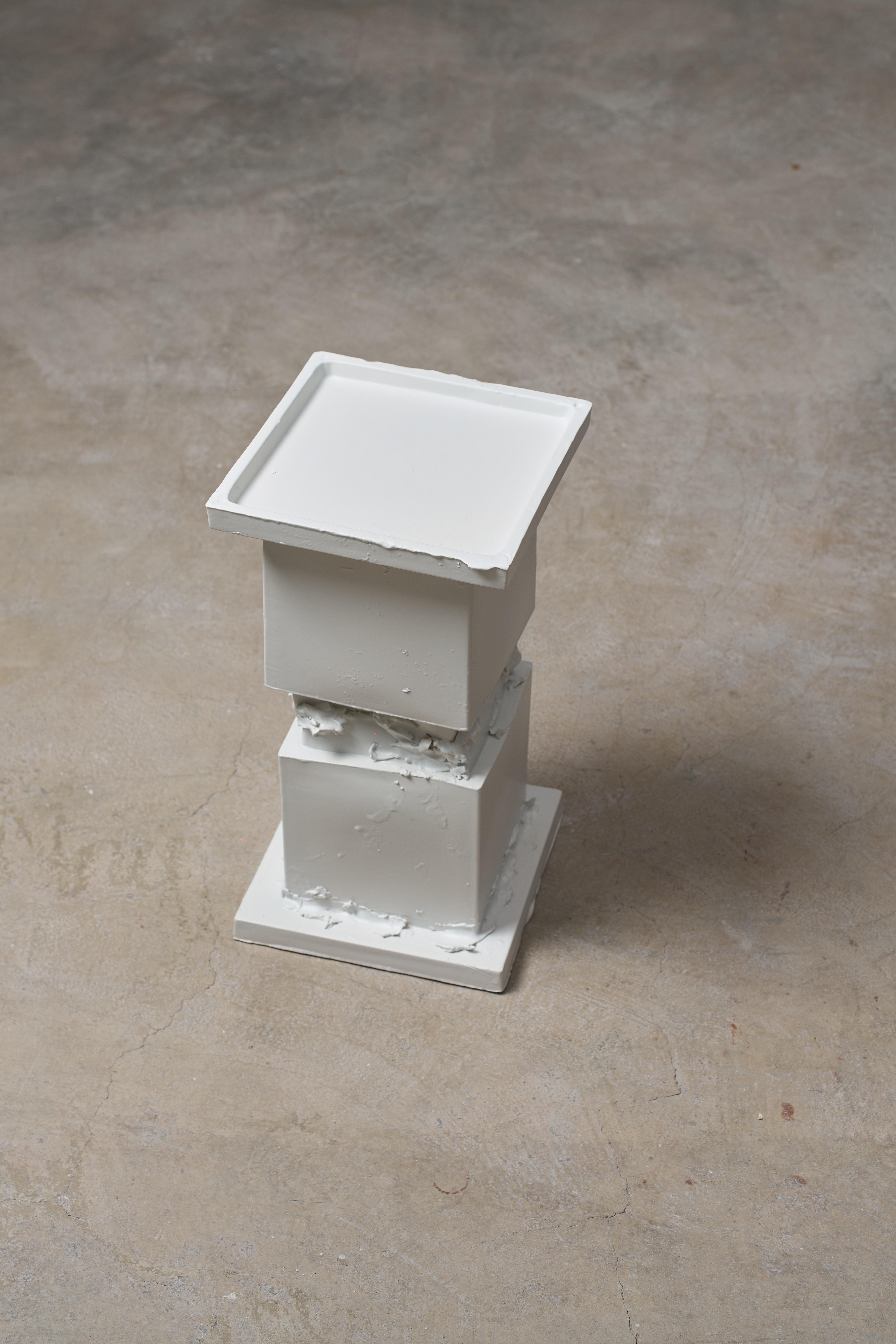 La table d'appoint Marostica+Marostica est fabriquée à la main à partir de quatre formes distinctes moulées en plâtre. Ces formes sont modifiées et combinées pour donner naissance à la pièce finale. S'inscrivant dans le cadre du projet 