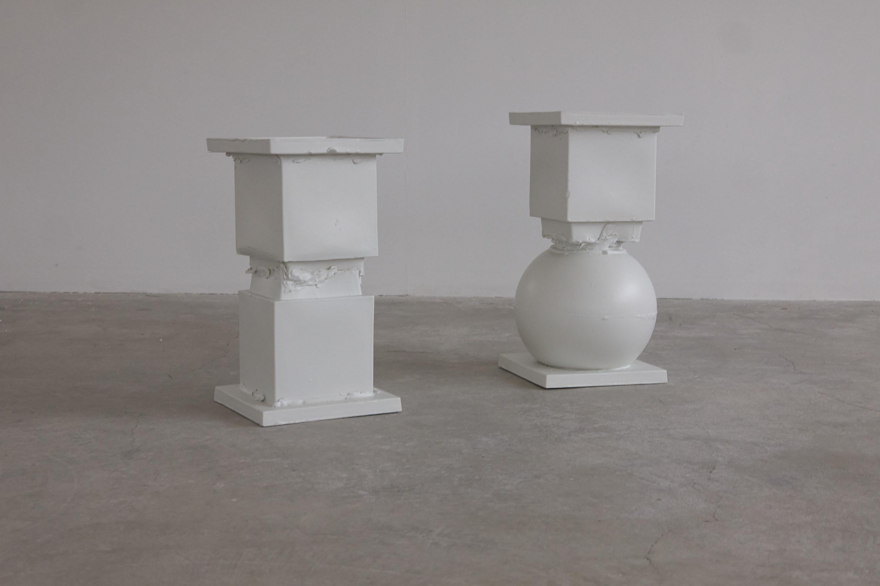 Postmoderne Table d'appoint sculptée à la main (formes carrées) en vente