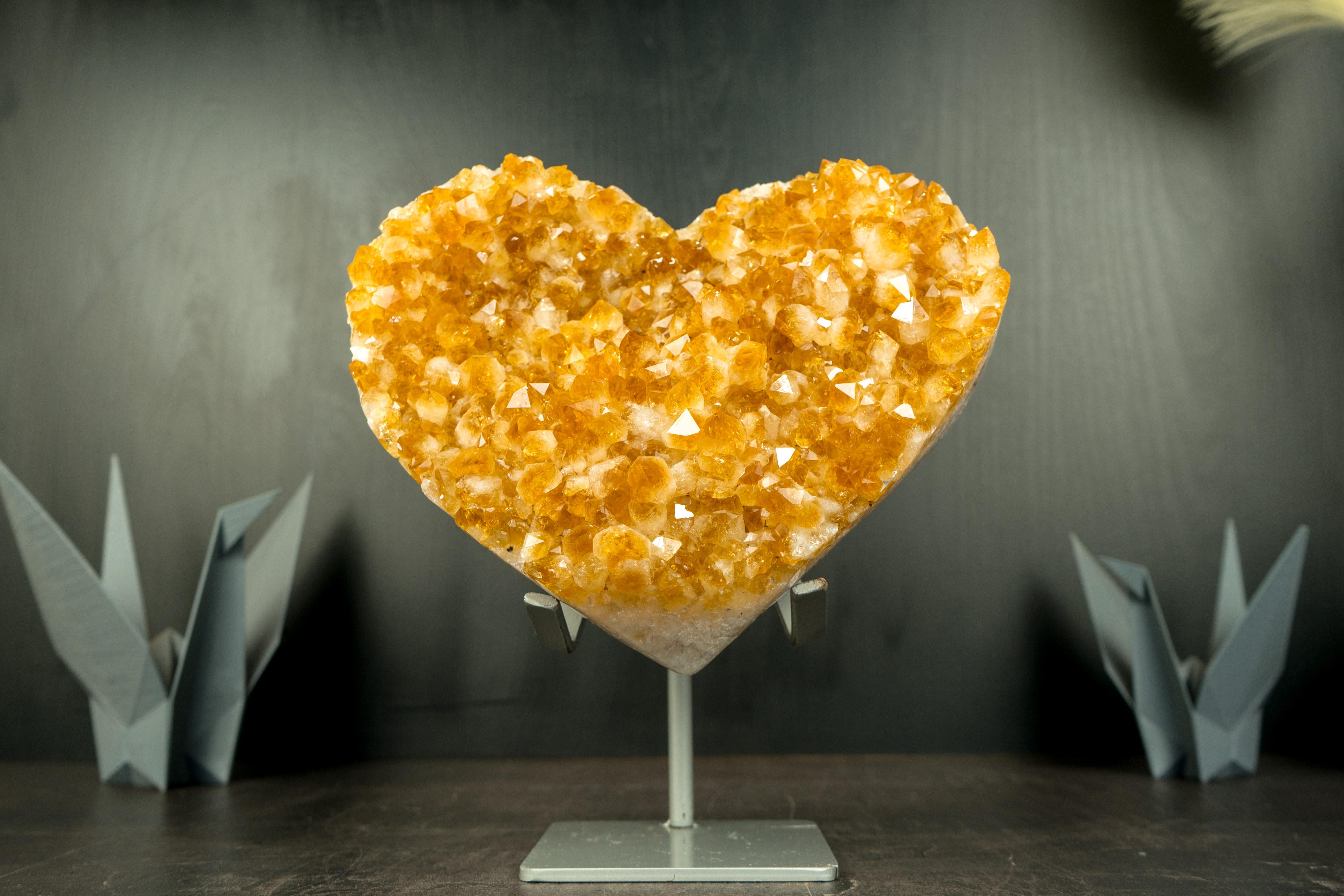 Cuore in cristallo citrino scolpito a mano con druzy citrino arancione dorato in vendita 5