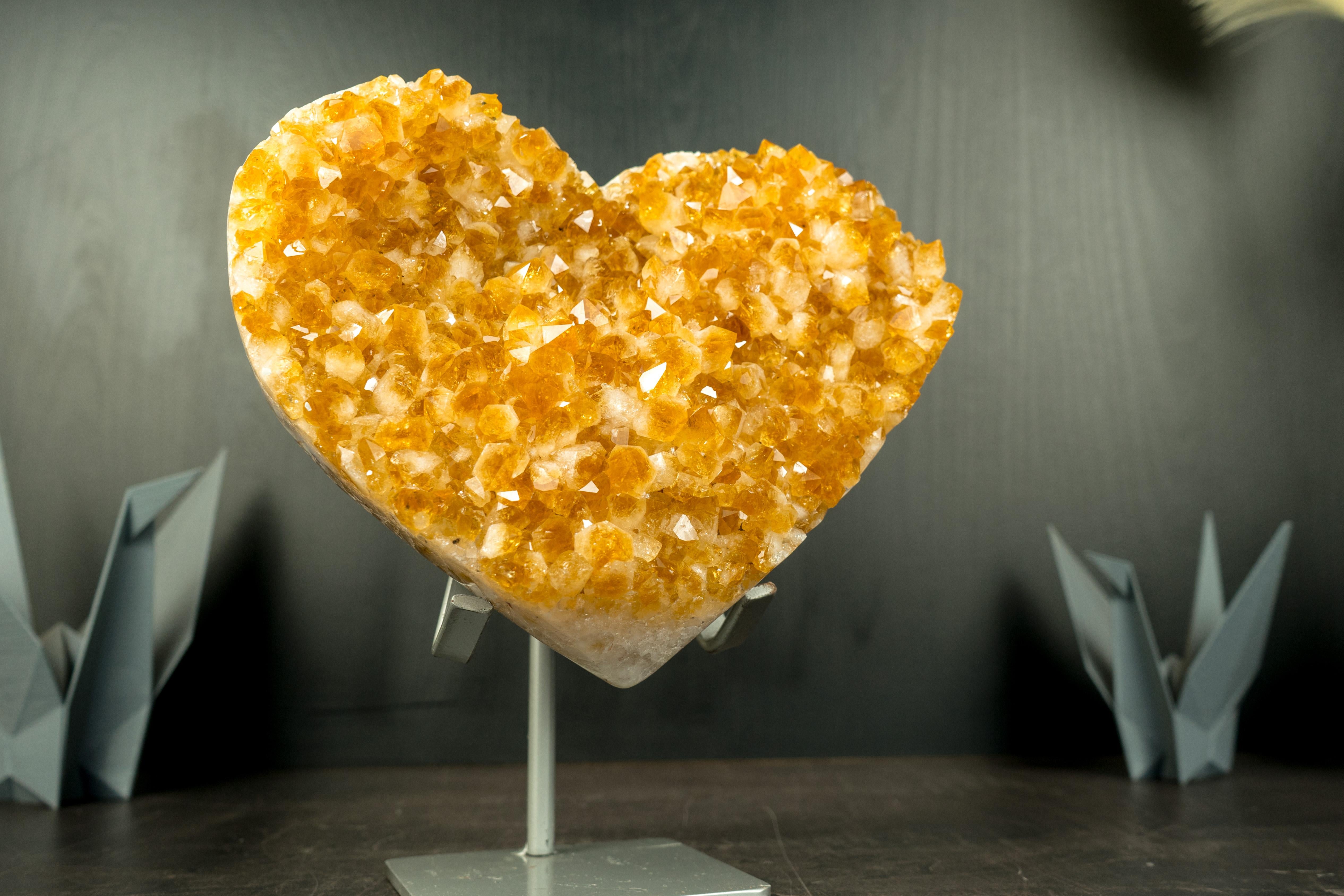 Cuore in cristallo citrino scolpito a mano con druzy citrino arancione dorato in vendita 6