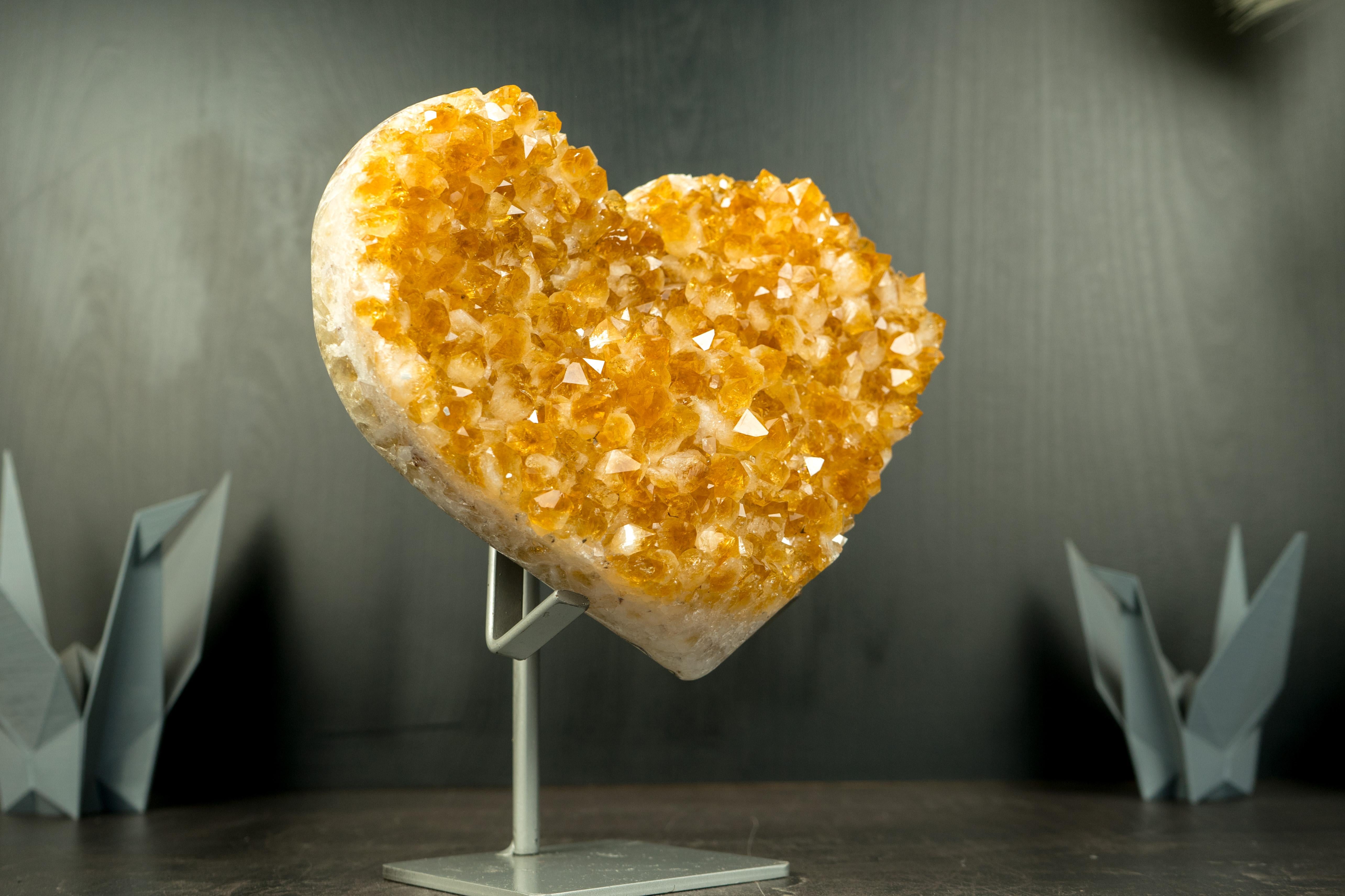 Cuore di citrino arancione intenso con scintillante druzy di citrino arancione dorato

▫️ Descrizione

Questo esemplare di cuore di Citrino, bellissimo ed estremamente estetico, presenta un superbo colore arancione dorato su un druzy scintillante e