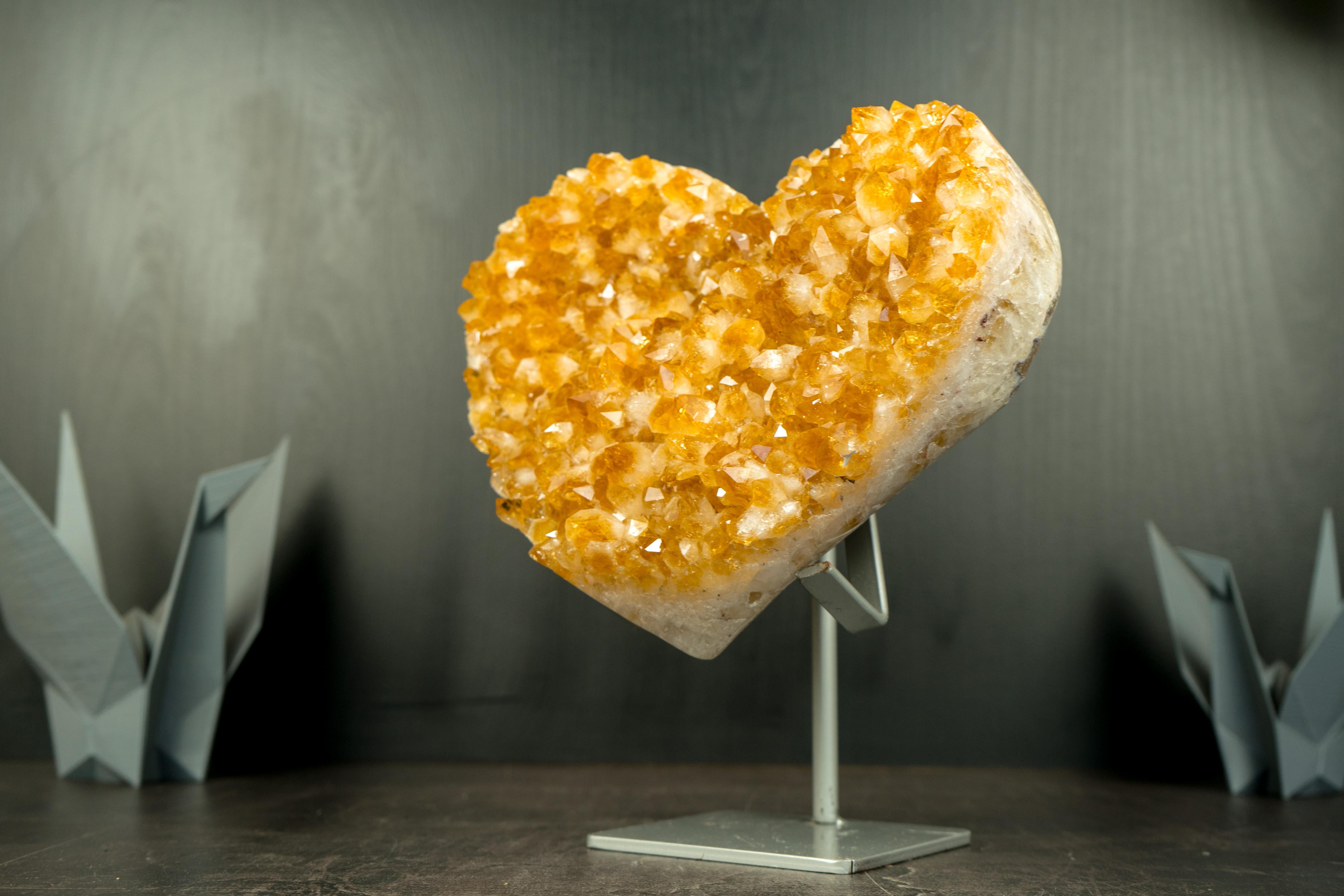 XXI secolo e contemporaneo Cuore in cristallo citrino scolpito a mano con druzy citrino arancione dorato in vendita