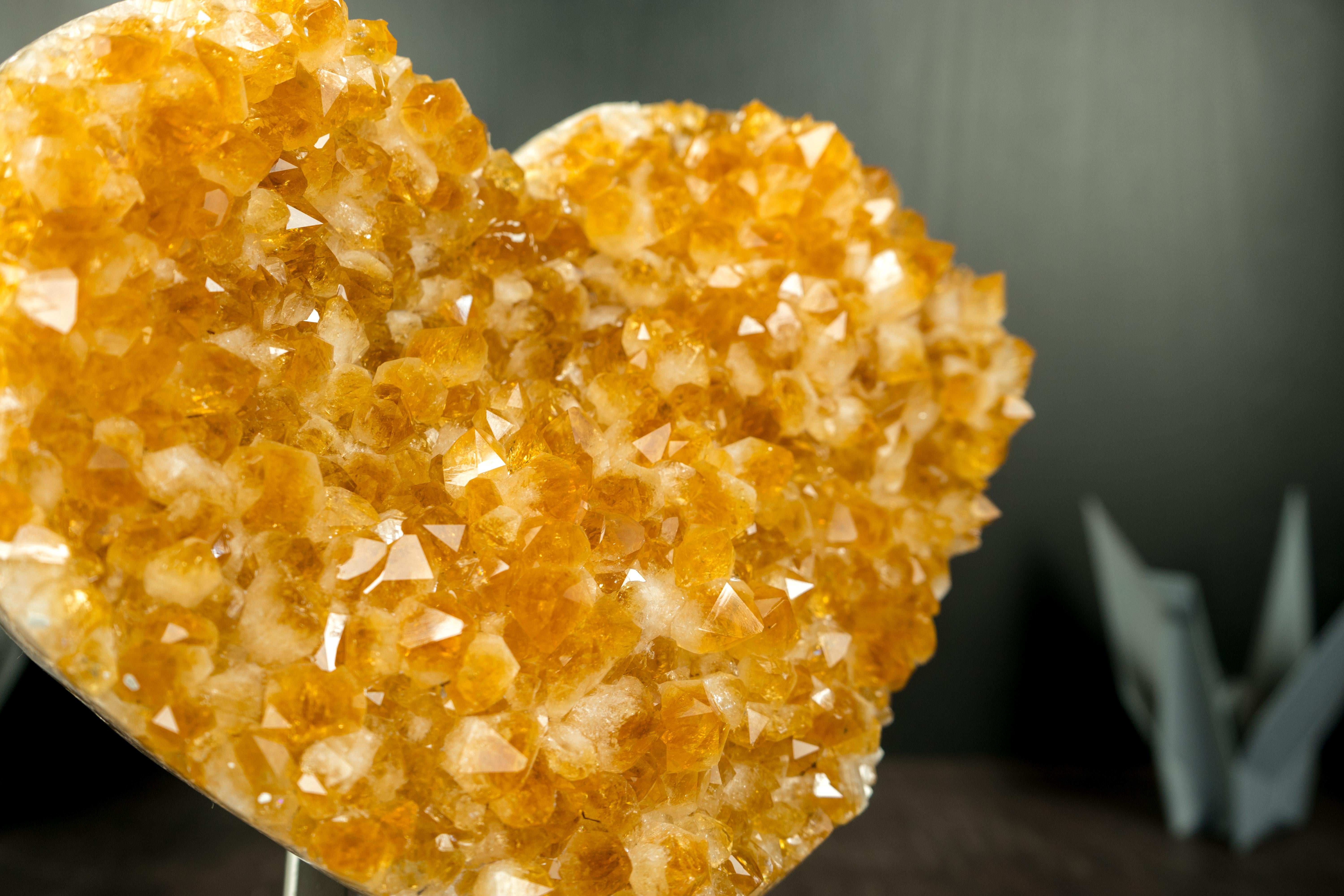 Cuore in cristallo citrino scolpito a mano con druzy citrino arancione dorato in vendita 1