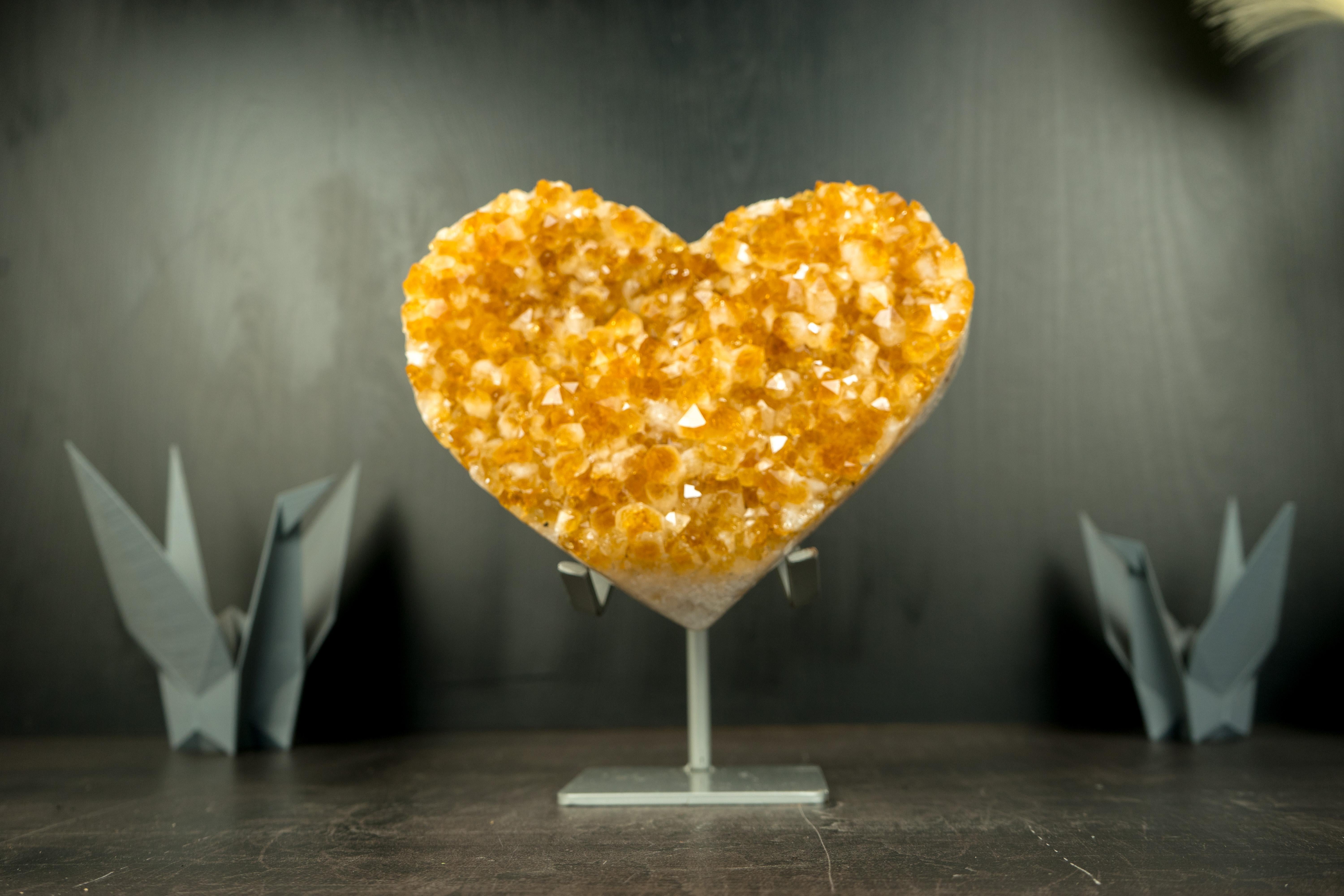 Cuore in cristallo citrino scolpito a mano con druzy citrino arancione dorato in vendita 2