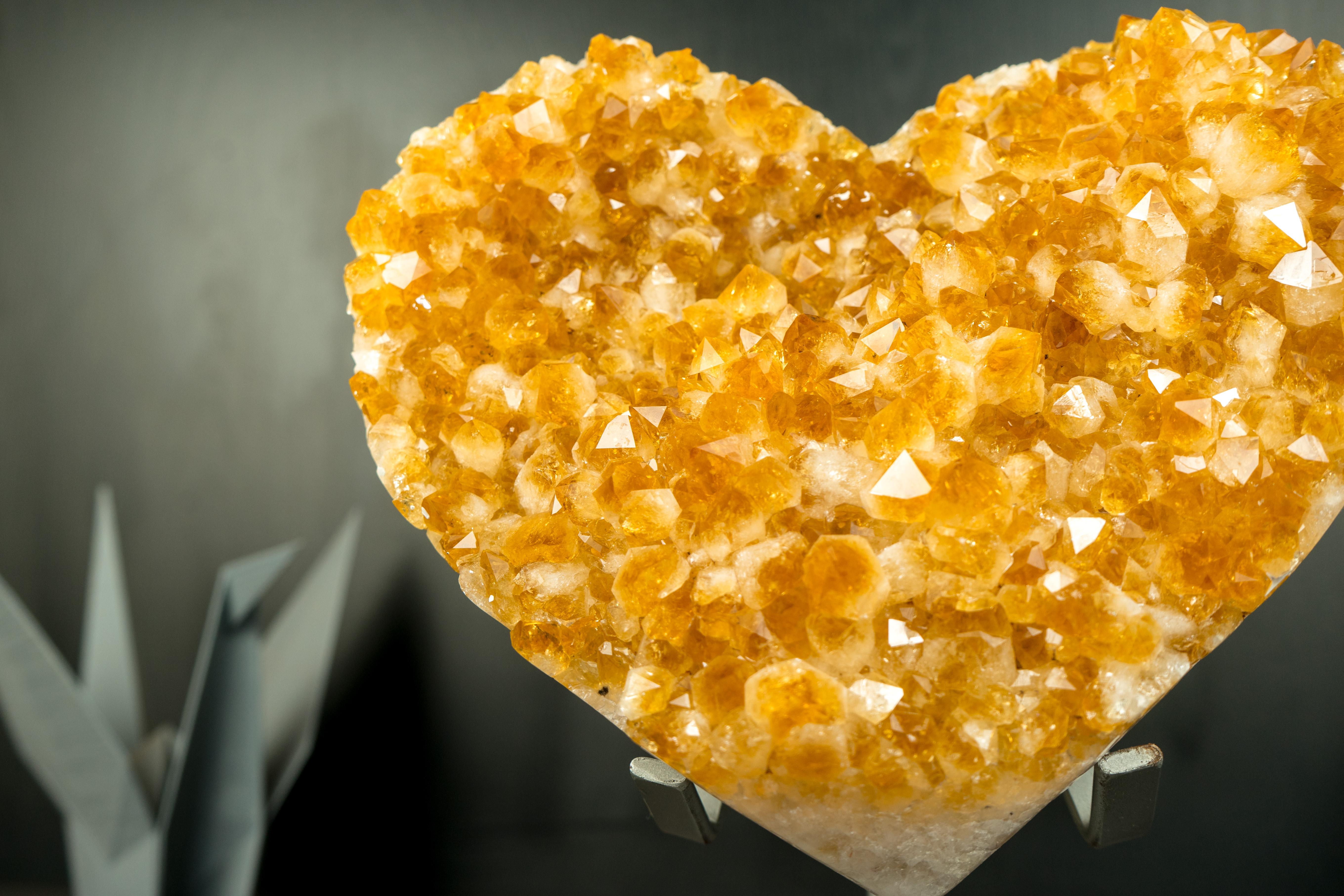 Cuore in cristallo citrino scolpito a mano con druzy citrino arancione dorato in vendita 3