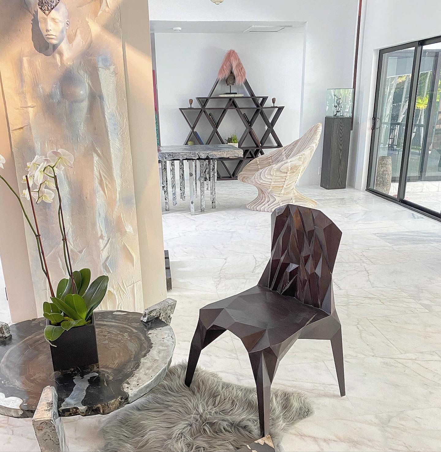 XXIe siècle et contemporain Chaise en bois de teck cristallin sculptée à la main en vente