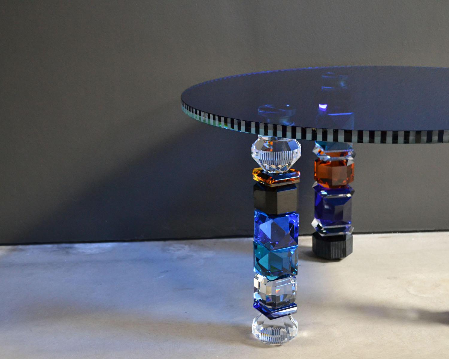 Hand-sculpted Setroit contemporary crystal table
Crystal table
Handcrafted decor made from crystal
Measures: W 75 x H 44 x D 75 cm
Hand-sculpted in crystal and glass

The handcrafted Detroit table is designed to be a sculptural furniture. Each