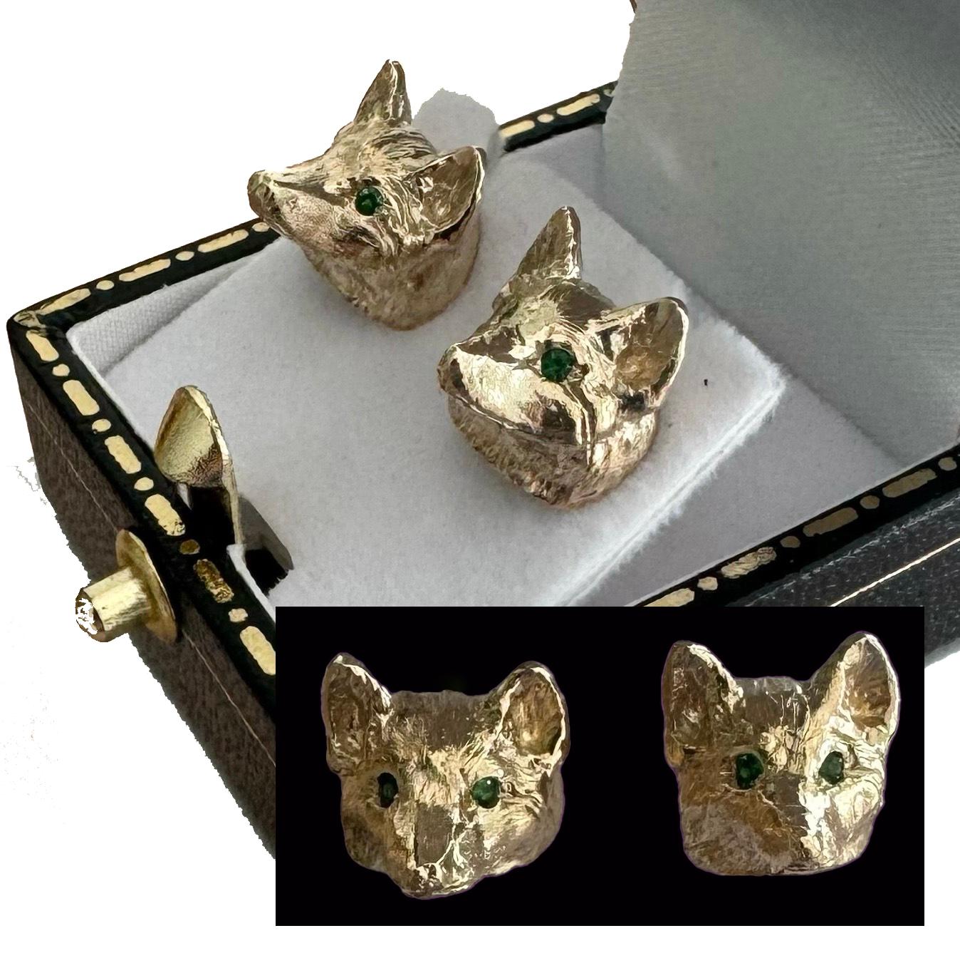 Handgeformter Fuchskopf-Ohrstecker aus 9 Karat Gold mit Smaragd-Edelstein-Augen (Kugelschliff) im Angebot