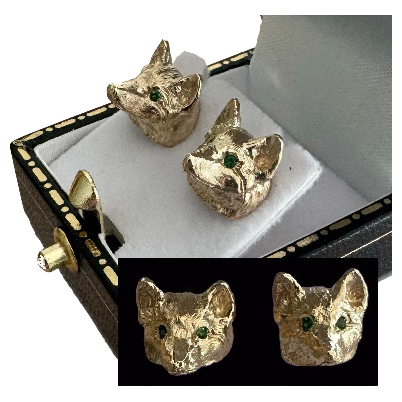 Handgeformter Fuchskopf-Ohrstecker aus 9 Karat Gold mit Smaragd-Edelstein-Augen