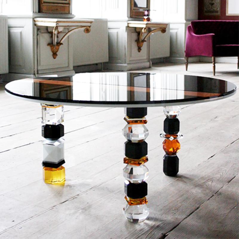 Hand-sculpted  contemporary crystal table
Crystal table
Handcrafted decor made from crystal
Measures: W 90 x H 90 x D 44.5 cm
Hand-sculpted in crystal and glass

A versatile table for the living room. Playfully and uniquely designed with pure