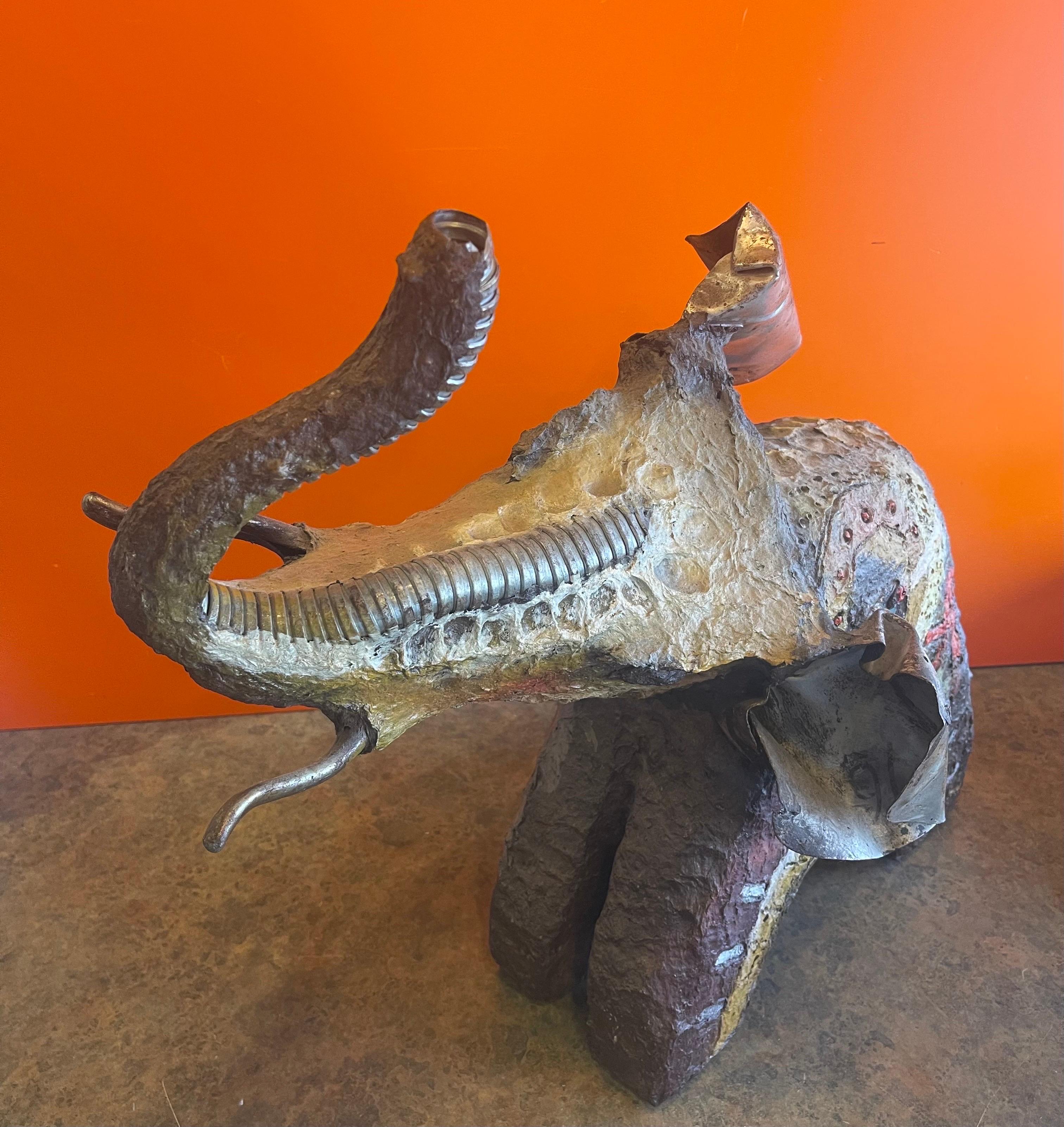 Handgeformte modernistische Elefanten-Assemblage-Skulptur von Hugo Tovar (Handgefertigt) im Angebot