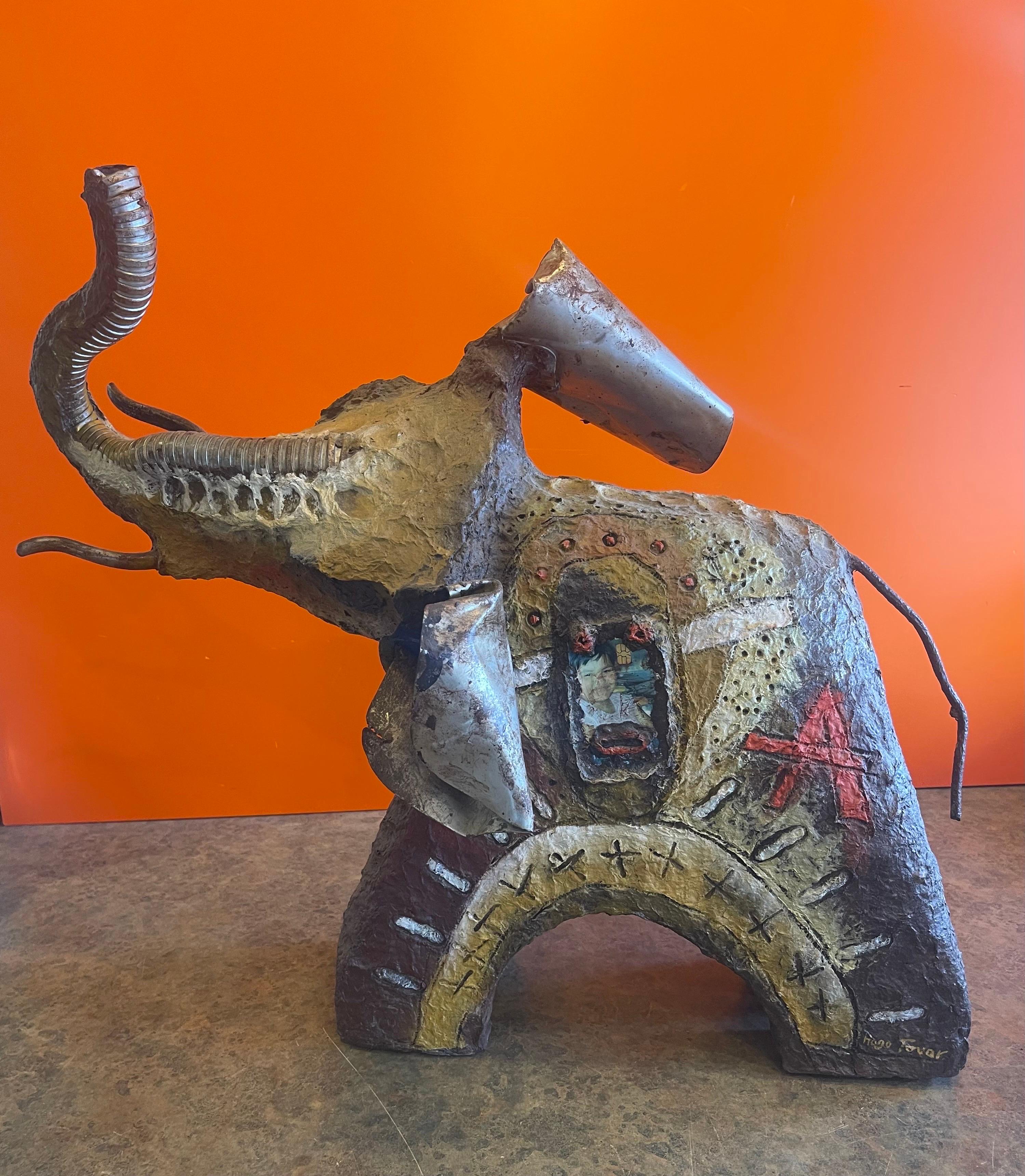 Handgeformte modernistische Elefanten-Assemblage-Skulptur von Hugo Tovar im Zustand „Gut“ im Angebot in San Diego, CA