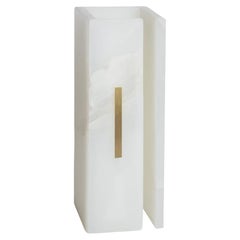 Forme de bloc organique sculptée à la main, sculpture d'un Onix blanc pur de Marie Jeunet