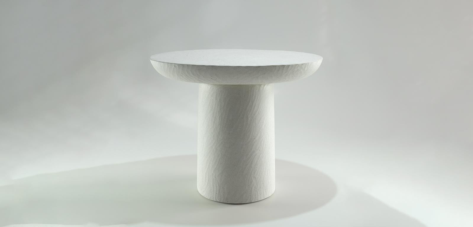 Ovaler, handgeformter, organischer, moderner, ovaler Beistelltisch „BLOOM“ aus weißem Gussstein (Handgeschnitzt) im Angebot