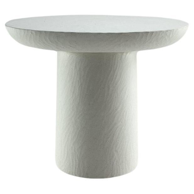 Table d'appoint ovale organique et sculptée à la main « BLOOM » en pierre moulée blanche