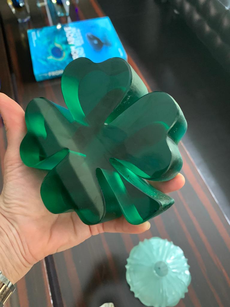 Hand-Sculpted Pate-de-verre Glass Four-Petal Clover in Emerald Green In New Condition For Sale In Istanbul, TR