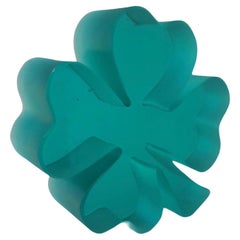 Handgeschnitztes Pate-de-Verre-Glas Kleeblatt mit vier Blütenblättern in Smaragdgrün