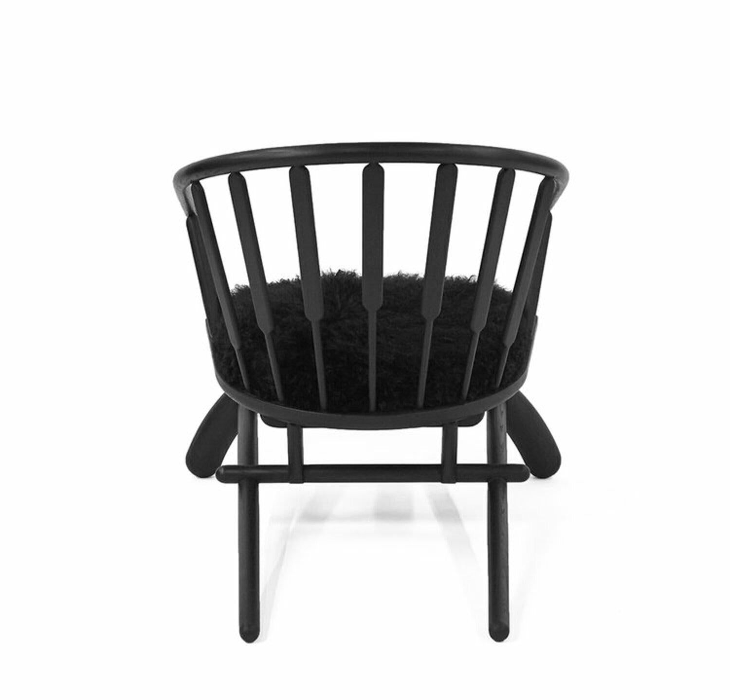 Handgefertigter „Rainbow-Stuhl“ mit niedriger Rückenlehne, Nicholas Hamilton Holmes (Kanadisch) im Angebot
