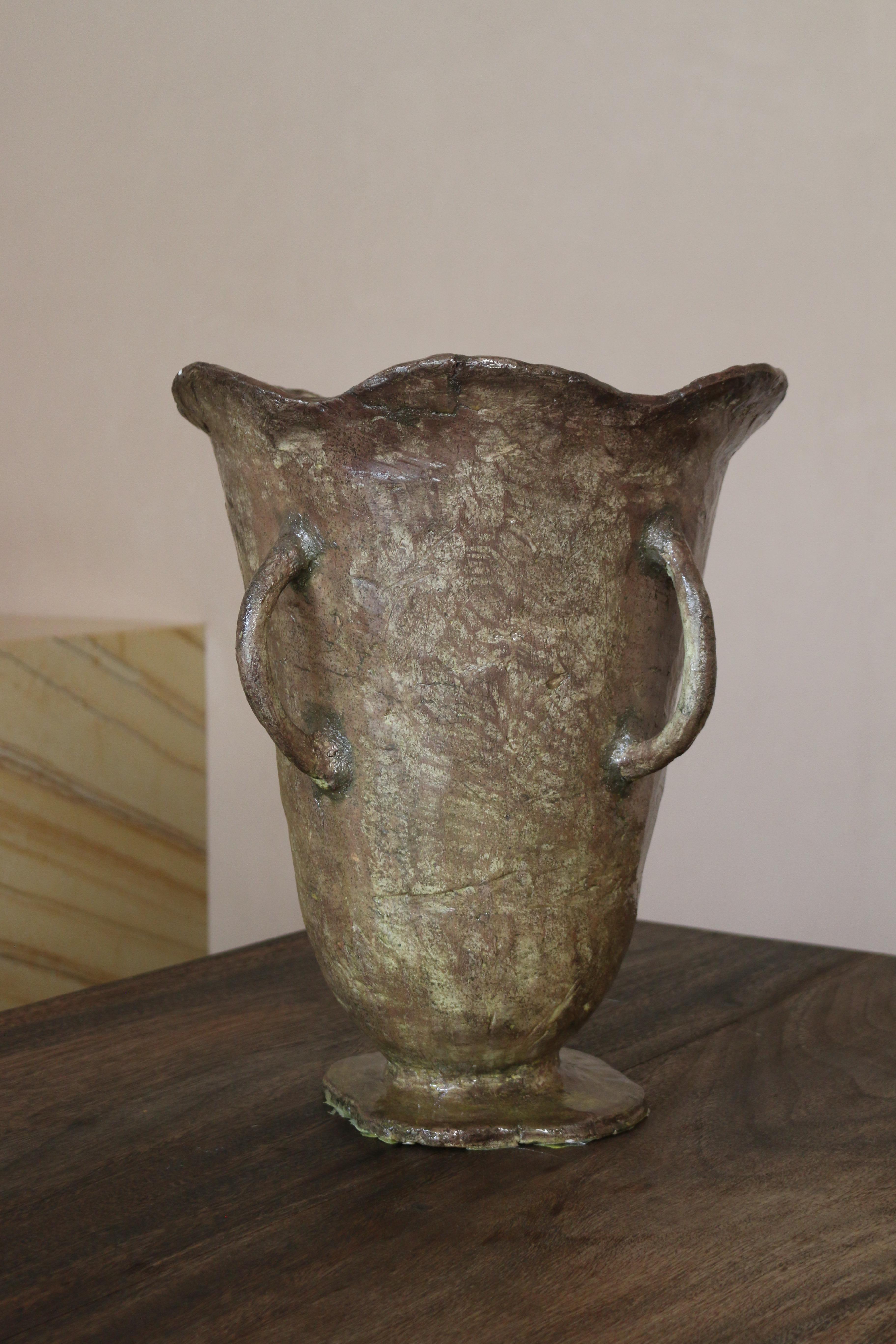 Elaborada en cemento y arcilla, la Colección Jarrón evoca la serena fuerza de las vasijas antiguas con un espíritu claramente contemporáneo. Cada pieza está esculpida para celebrar la imperfección orgánica: no hay dos iguales. La superficie tiene