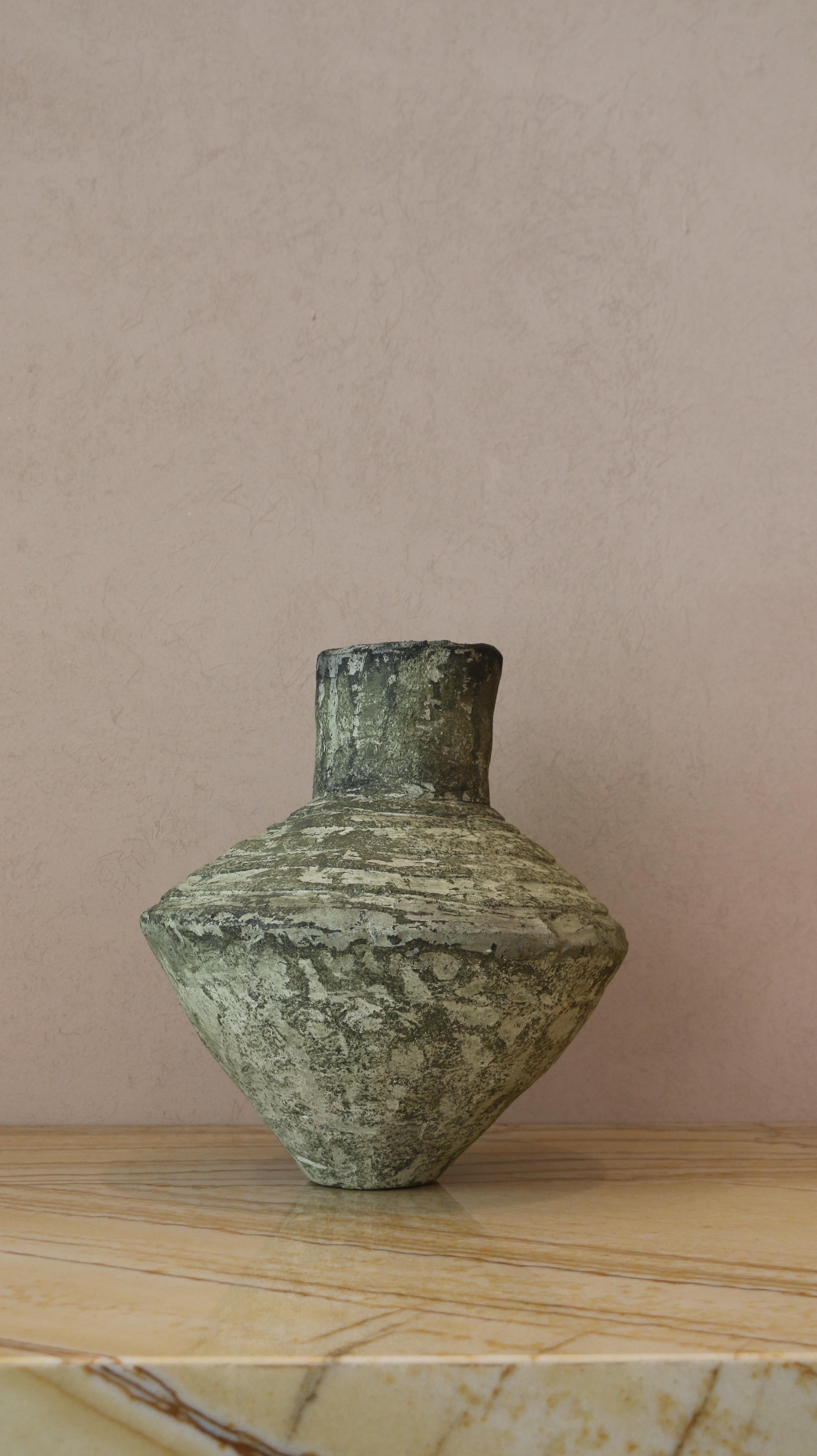 Fabriquée en ciment et en argile, la Collection Sals évoque la force tranquille des récipients anciens dans un esprit résolument contemporain. Chaque pièce est sculptée pour célébrer l'imperfection organique - il n'y en a pas deux pareilles. La