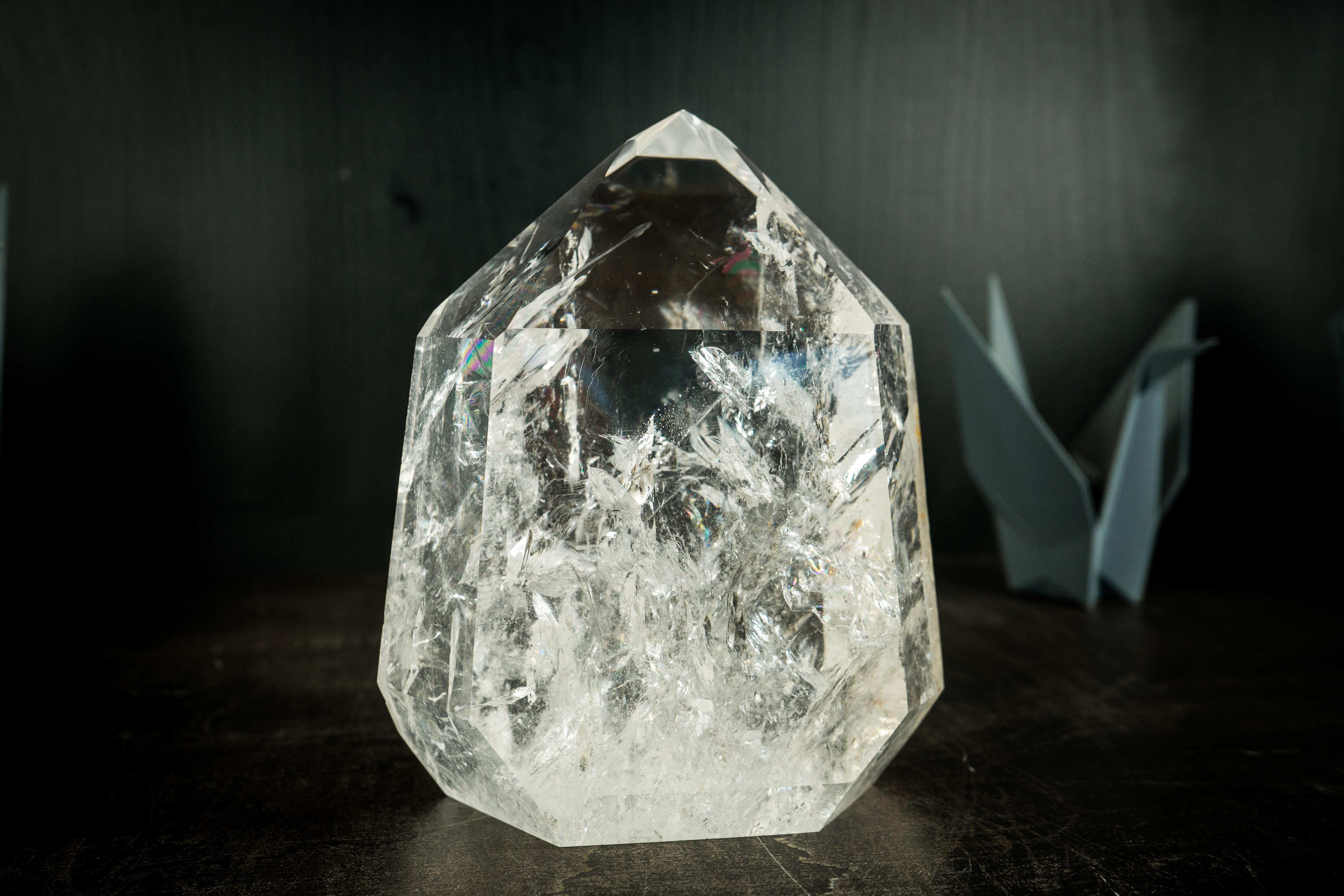 Torre scultorea di quarzo chiaro intagliata a mano da Diamantina, Brasile. Un generatore di torri di cristallo Nature 

▫️ Descrizione

Creata dalla natura e perfezionata con delicati intagli fatti a mano, questa torre di quarzo chiaro vanta
