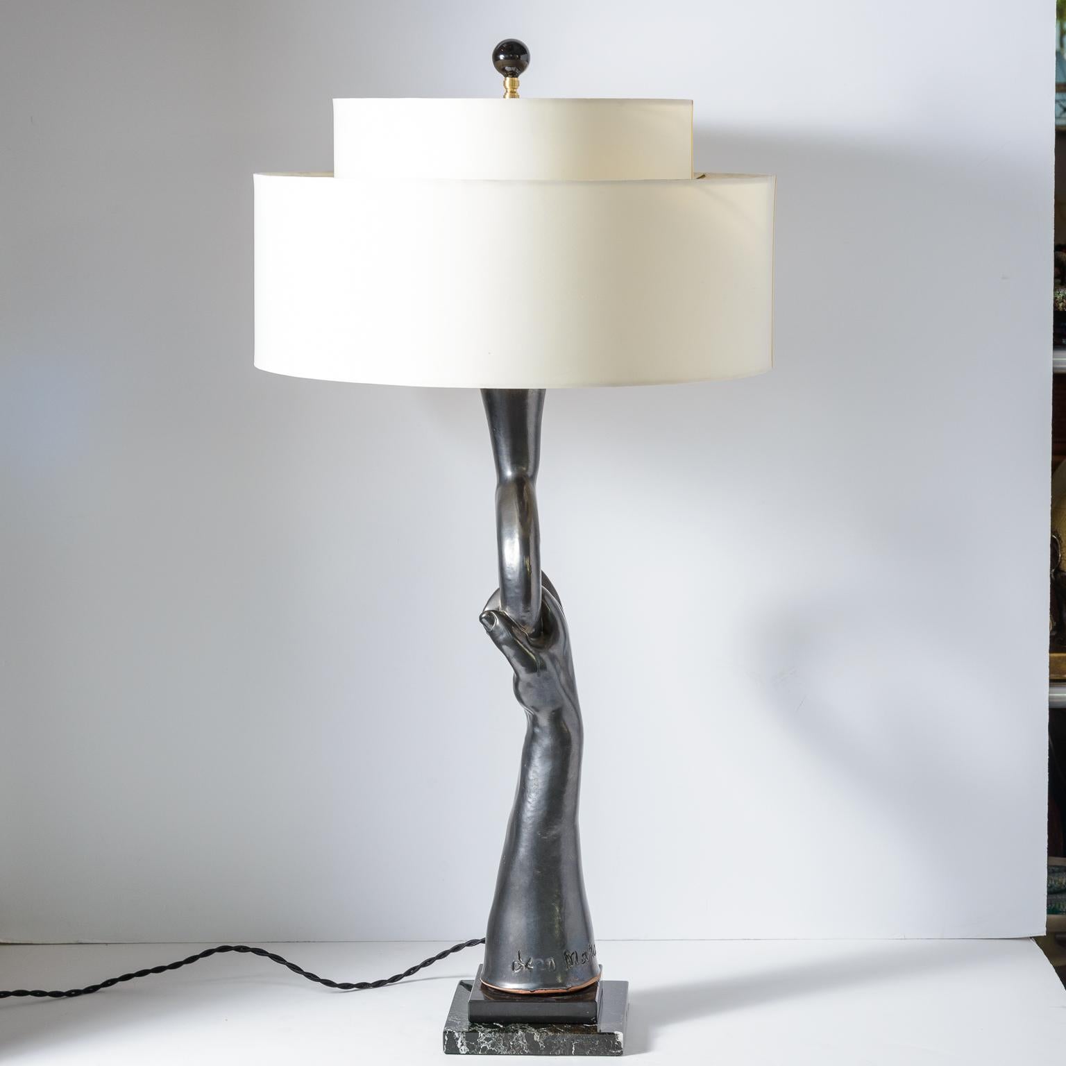
Cette lampe de table sculptée à la main est  finition noire lustrée en terre cuite  de Jean Marais,
(1918-1998)
Jean Marais est connu comme acteur français et compagnon de Jean Cocteau.
Il était aussi sculpteur et céramiste, et le slam est