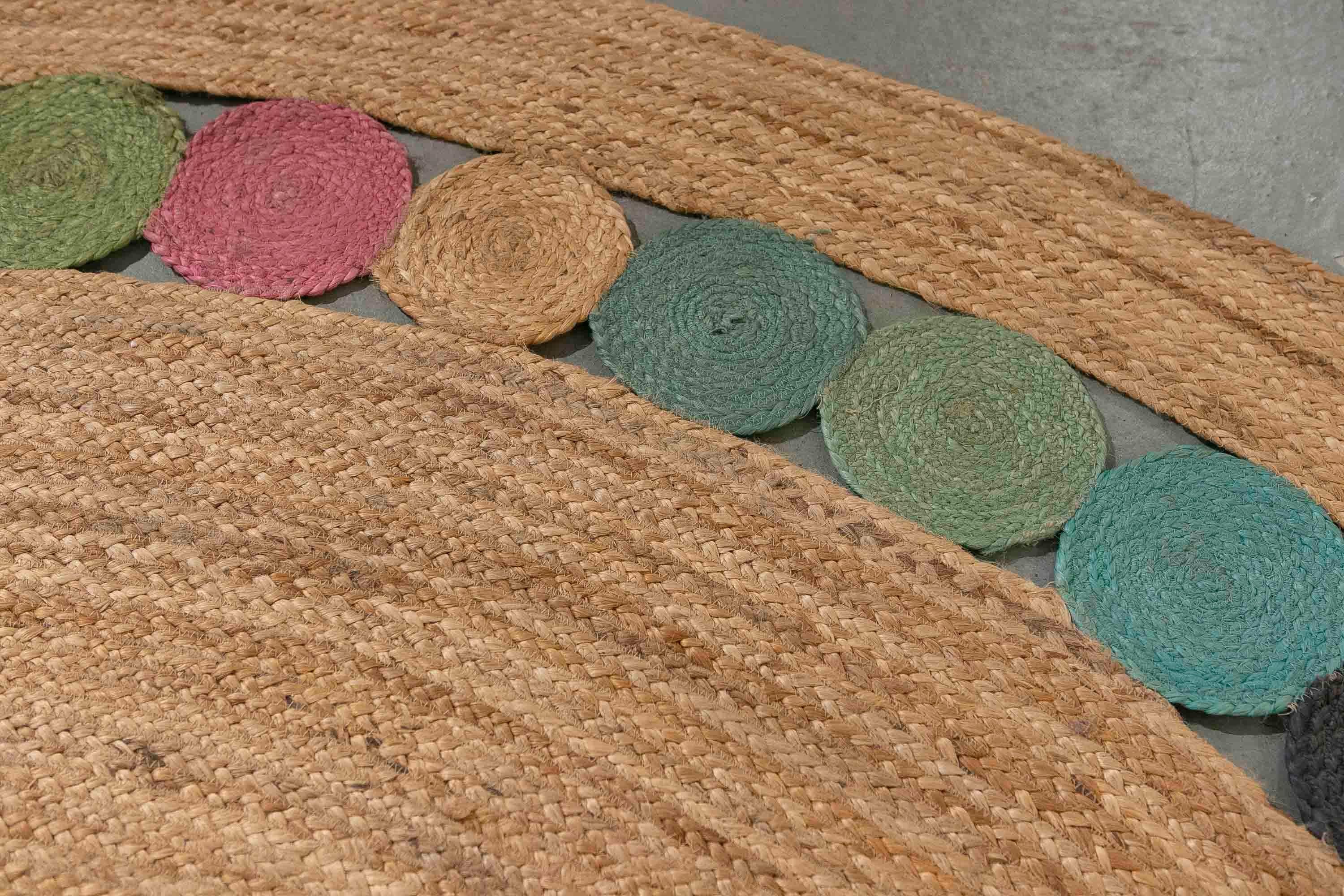 Handgenähter runder Juteteteppich mit farbigen Kreisen und Dekoration aus Jute im Angebot 9