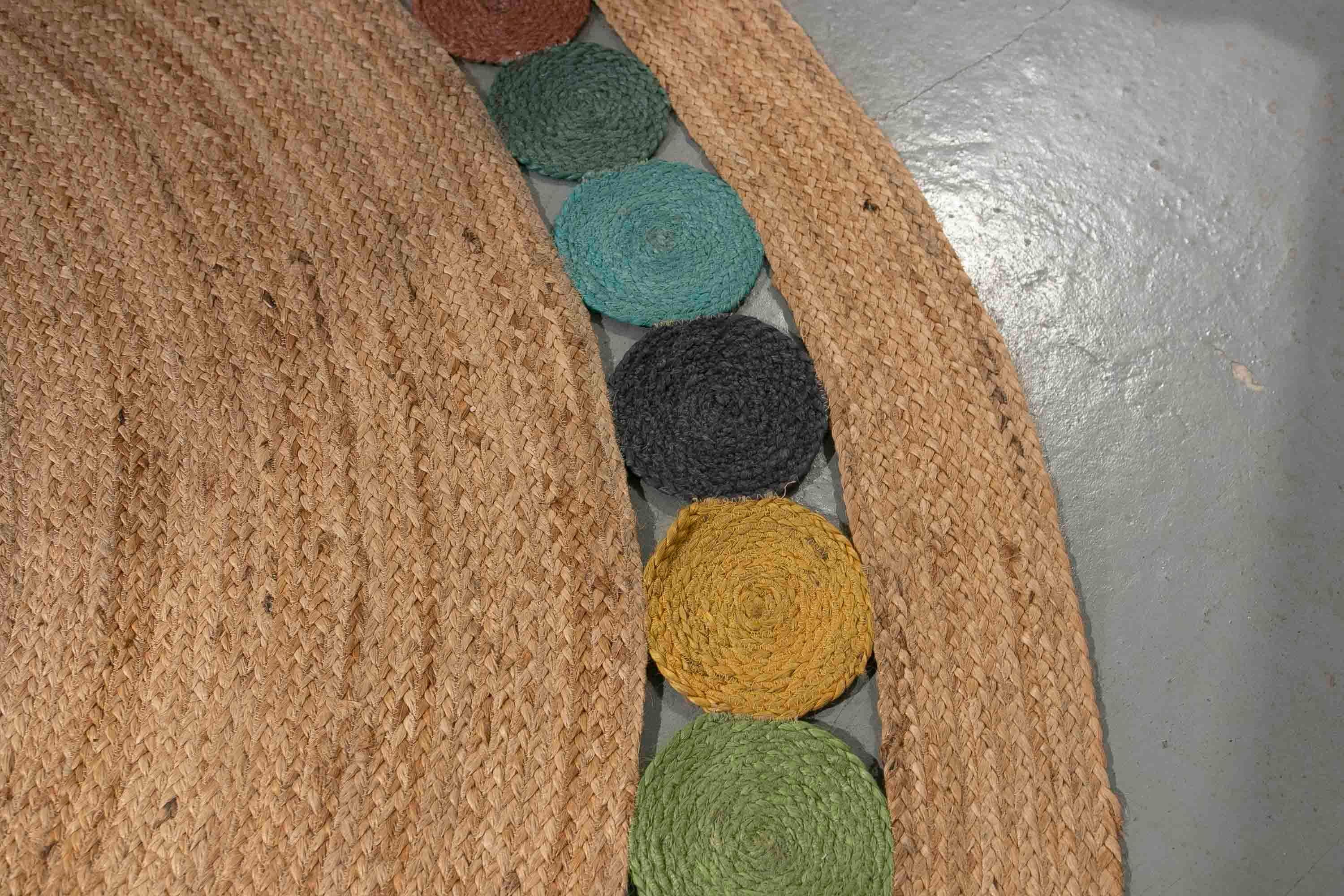 Handgenähter runder Juteteteppich mit farbigen Kreisen und Dekoration aus Jute im Zustand „Gut“ im Angebot in Marbella, ES