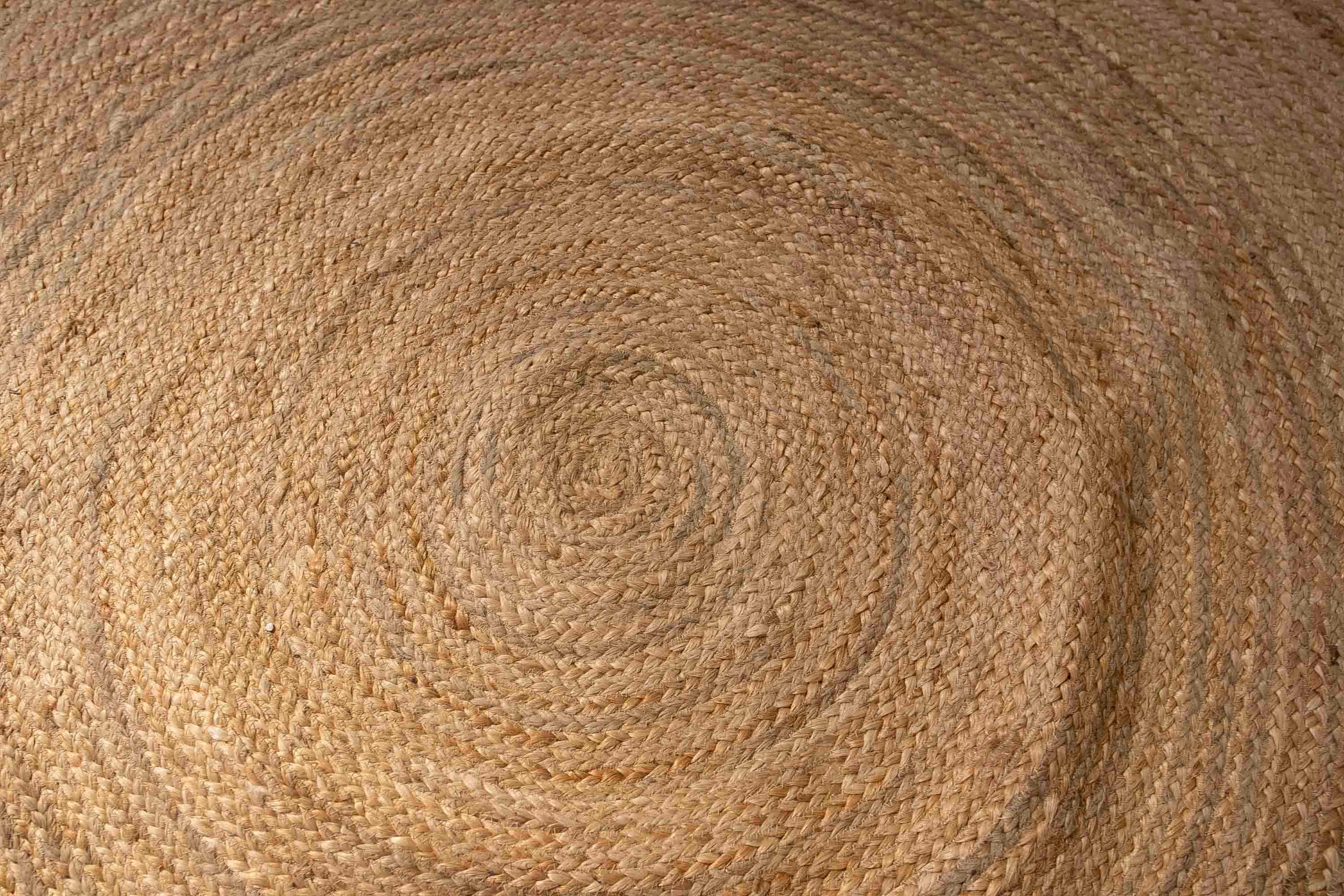 Handgenähter runder Juteteteppich mit farbigen Kreisen und Dekoration aus Jute (21. Jahrhundert und zeitgenössisch) im Angebot