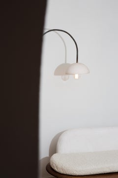 Handgeformte Stehlampe aus Nussbaumholz mit Kupferhals und Porzellanschirm