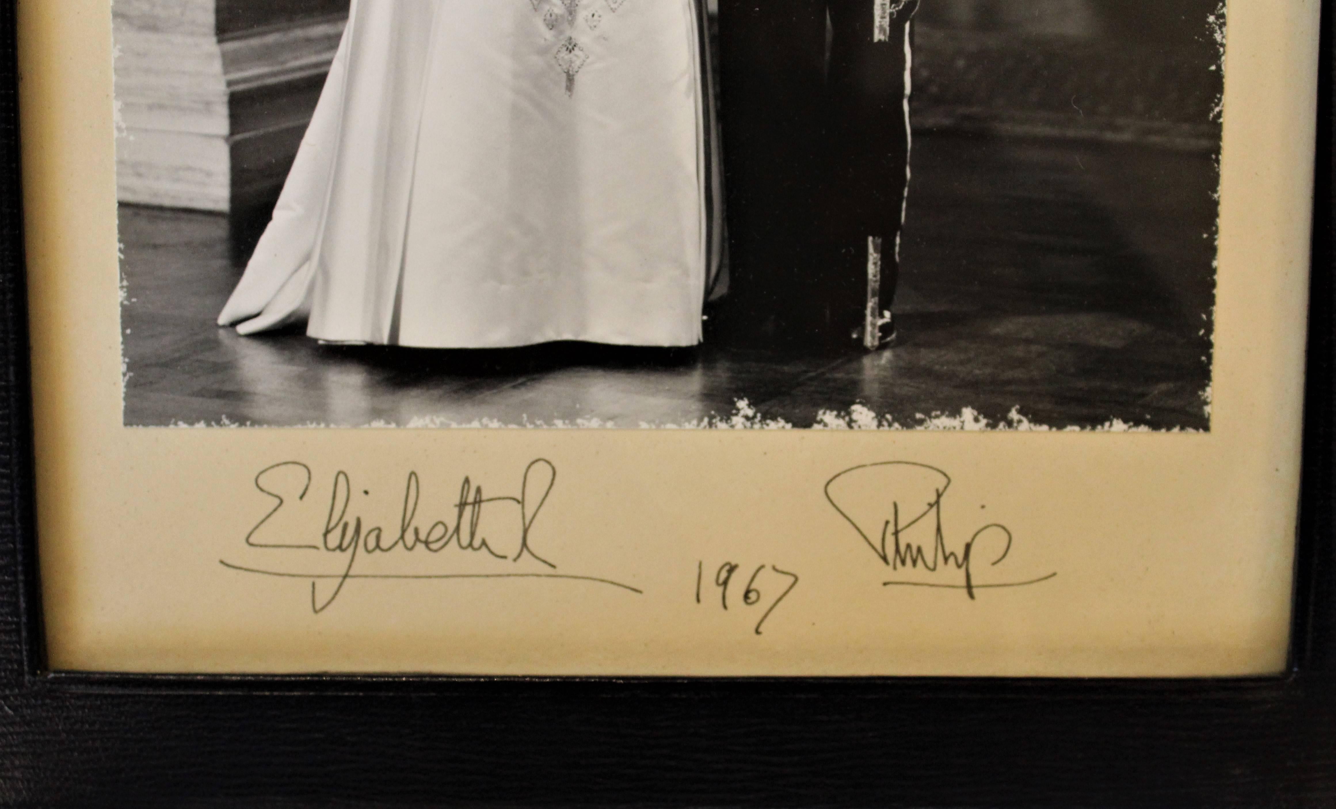 Anglais Photographie de la Reine Elizabeth II et du Prince Phillip signée à la main