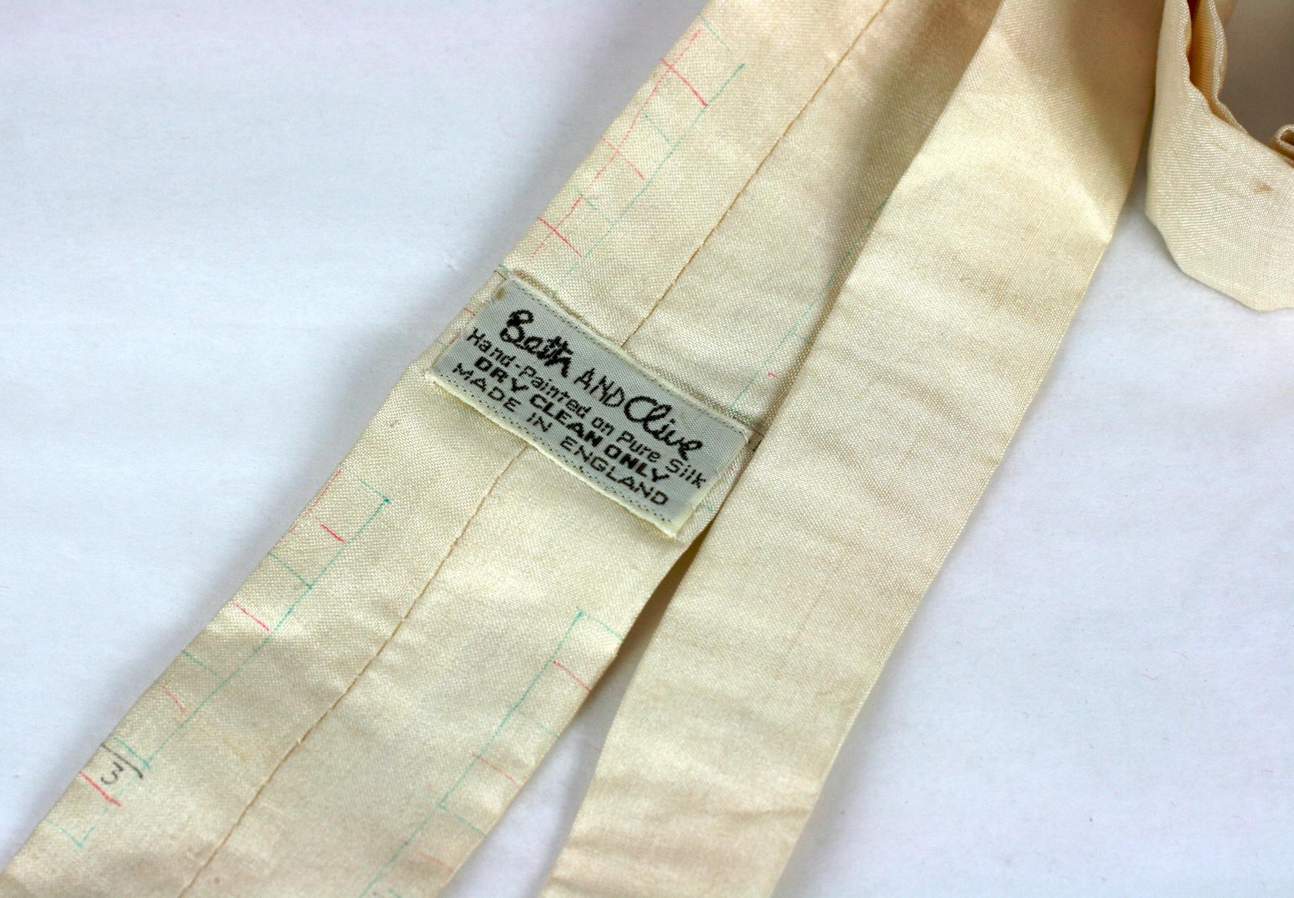 Hand Silk Screened French Kissing Tie, UK. In Excellent Condition For Sale In New York, NY