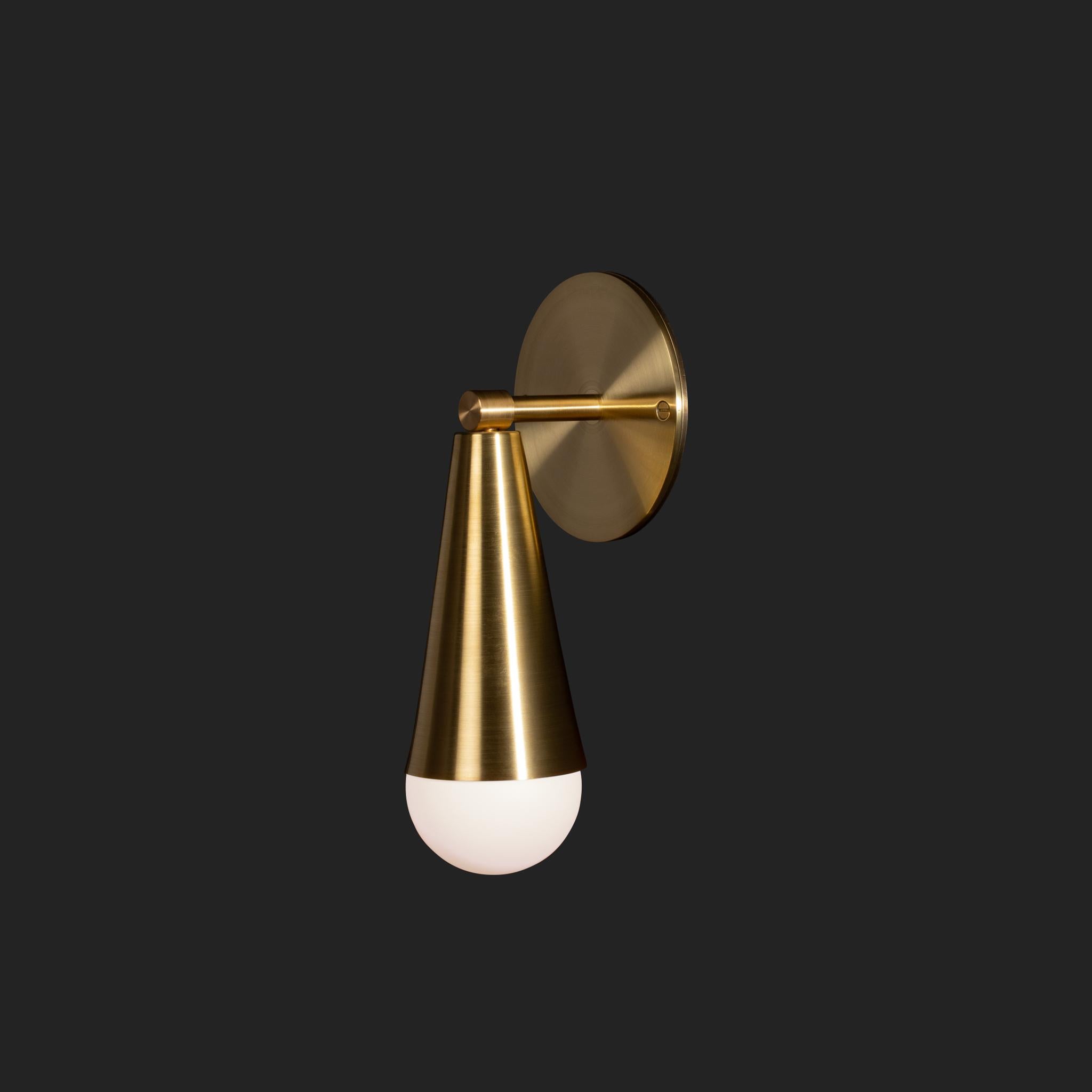 XXIe siècle et contemporain Applique murale à cône en laiton filé à la main, LED à intensité variable en vente