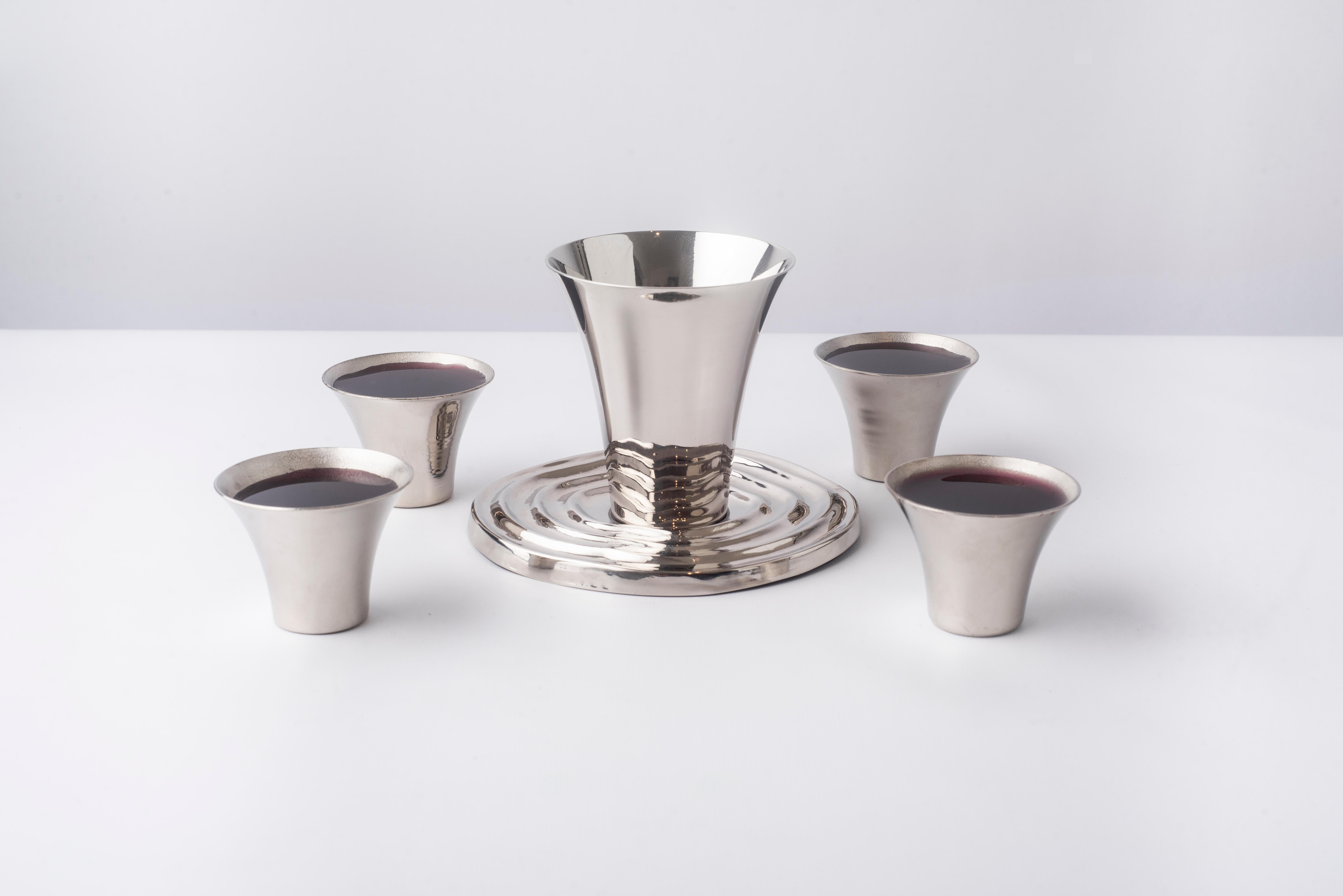 Overflow Hand-Spun Nickel-Plated Brass Kidussh Cup & Saucer with 4 Copitas Set In New Condition For Sale In Mexico City, MX