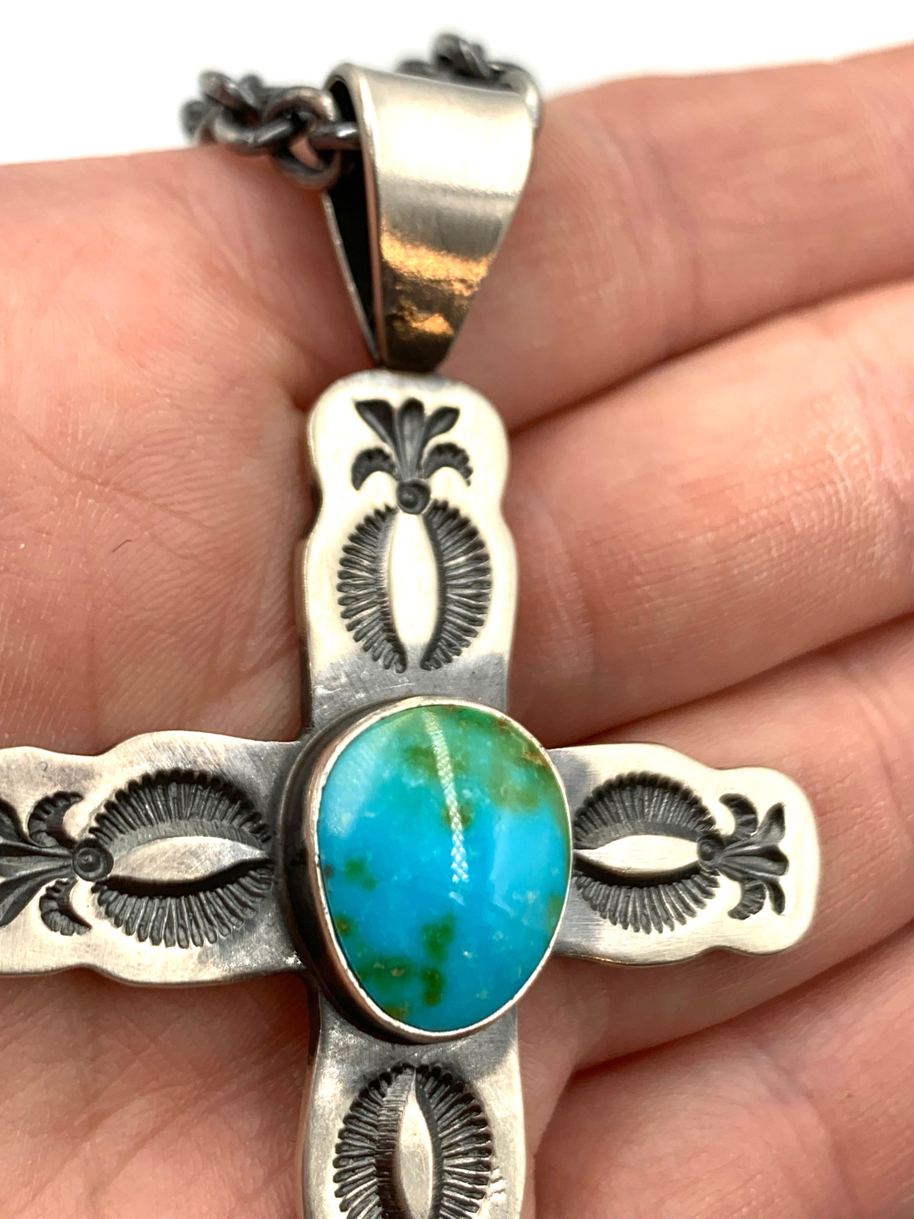 Ciondolo a forma di croce in argento Sterling stampato a mano con turchese Sonoran Gold in vendita 5