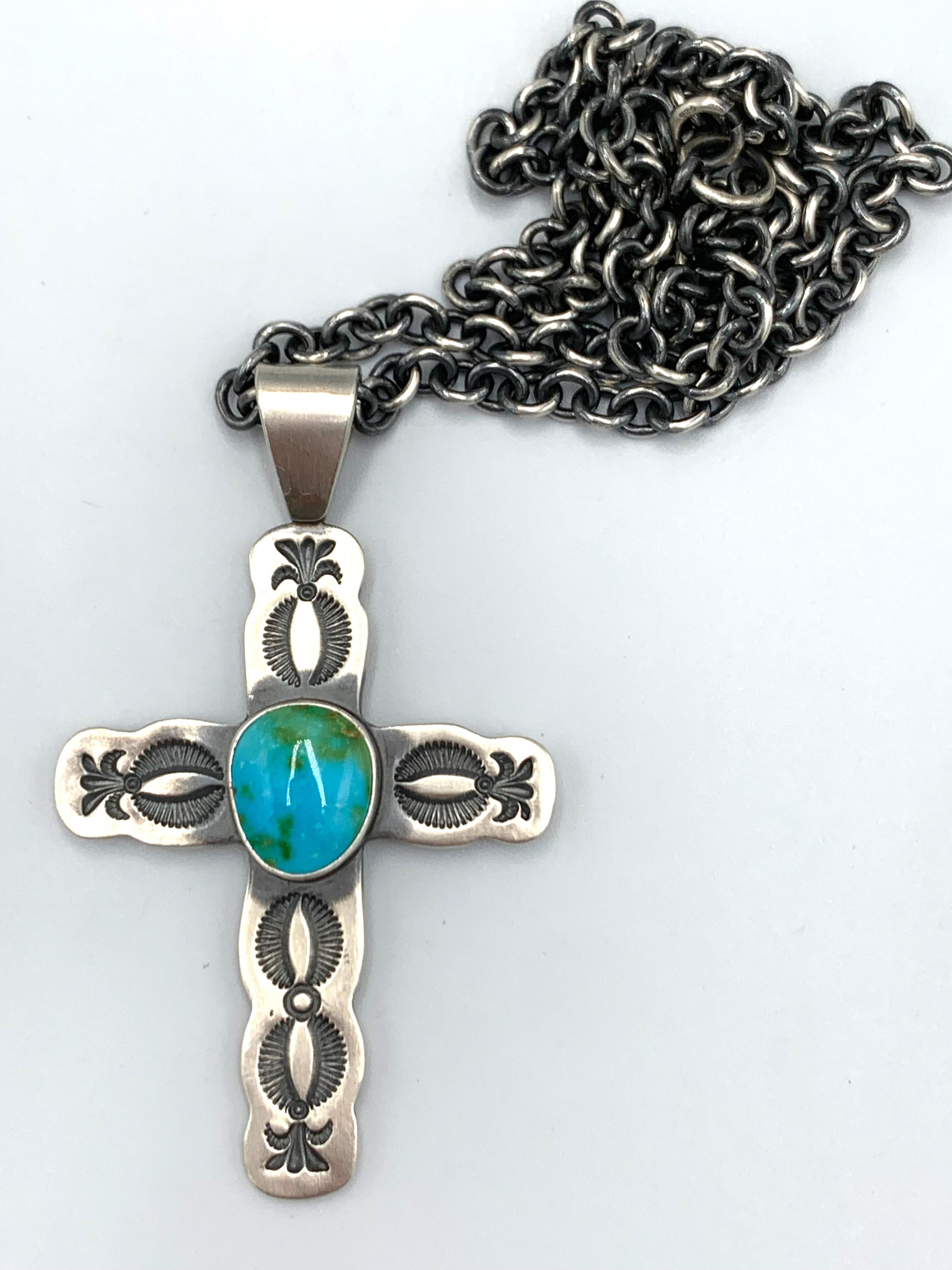 Questo ciondolo a croce in argento sterling, con marchio 