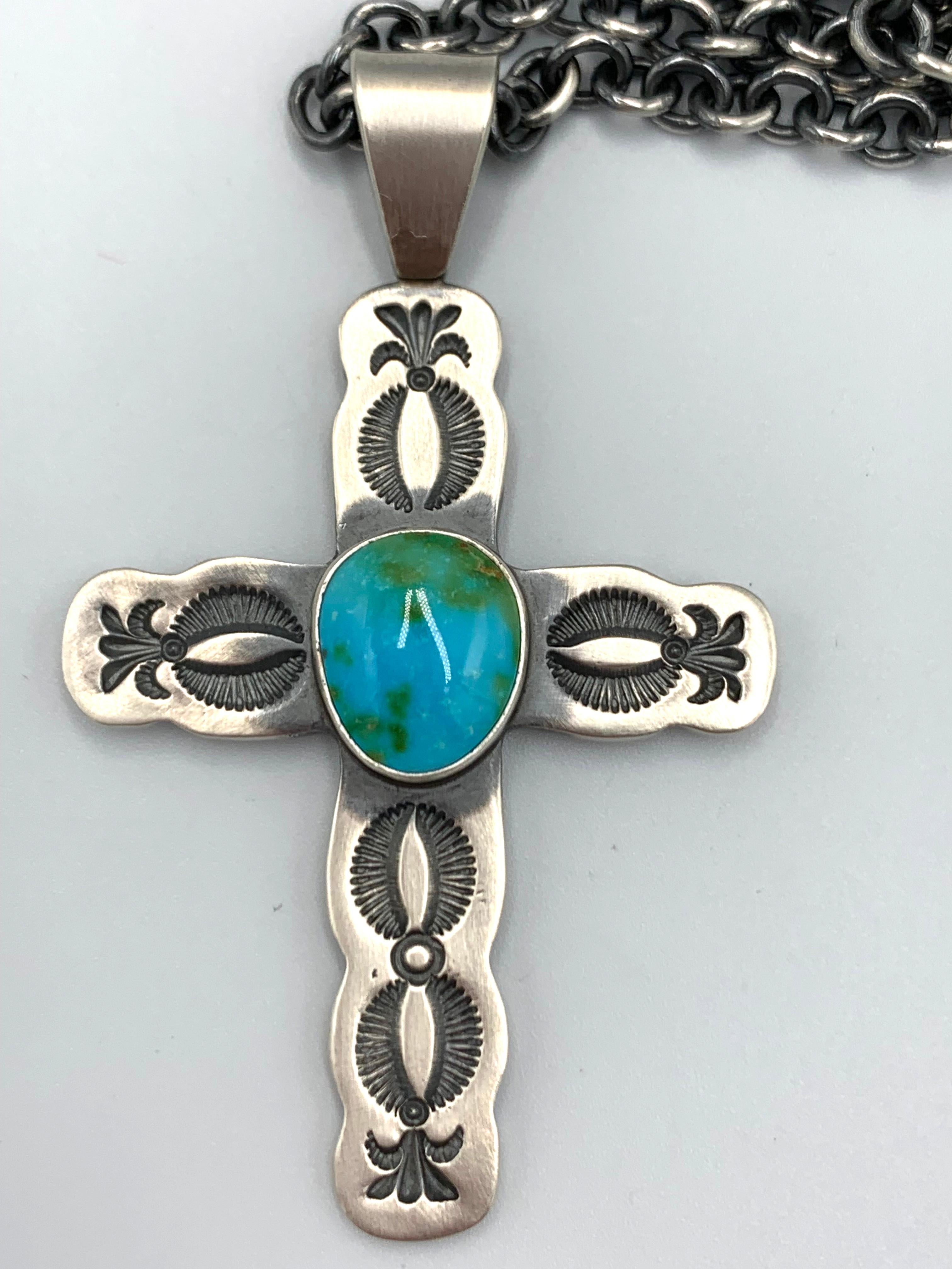 Nativo americano Ciondolo a forma di croce in argento Sterling stampato a mano con turchese Sonoran Gold in vendita