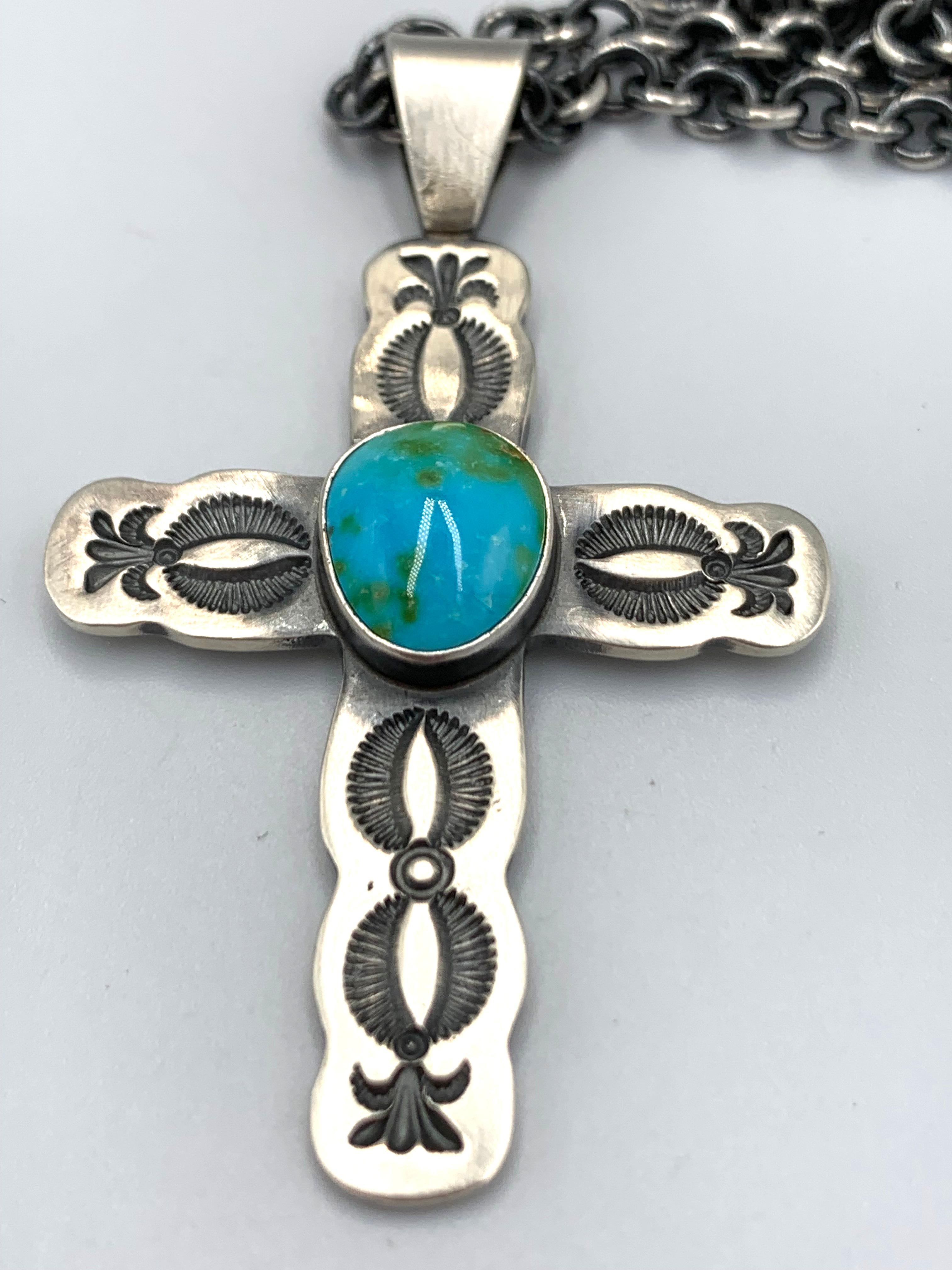 Ciondolo a forma di croce in argento Sterling stampato a mano con turchese Sonoran Gold In condizioni Nuovo in vendita a Scottsdale, AZ