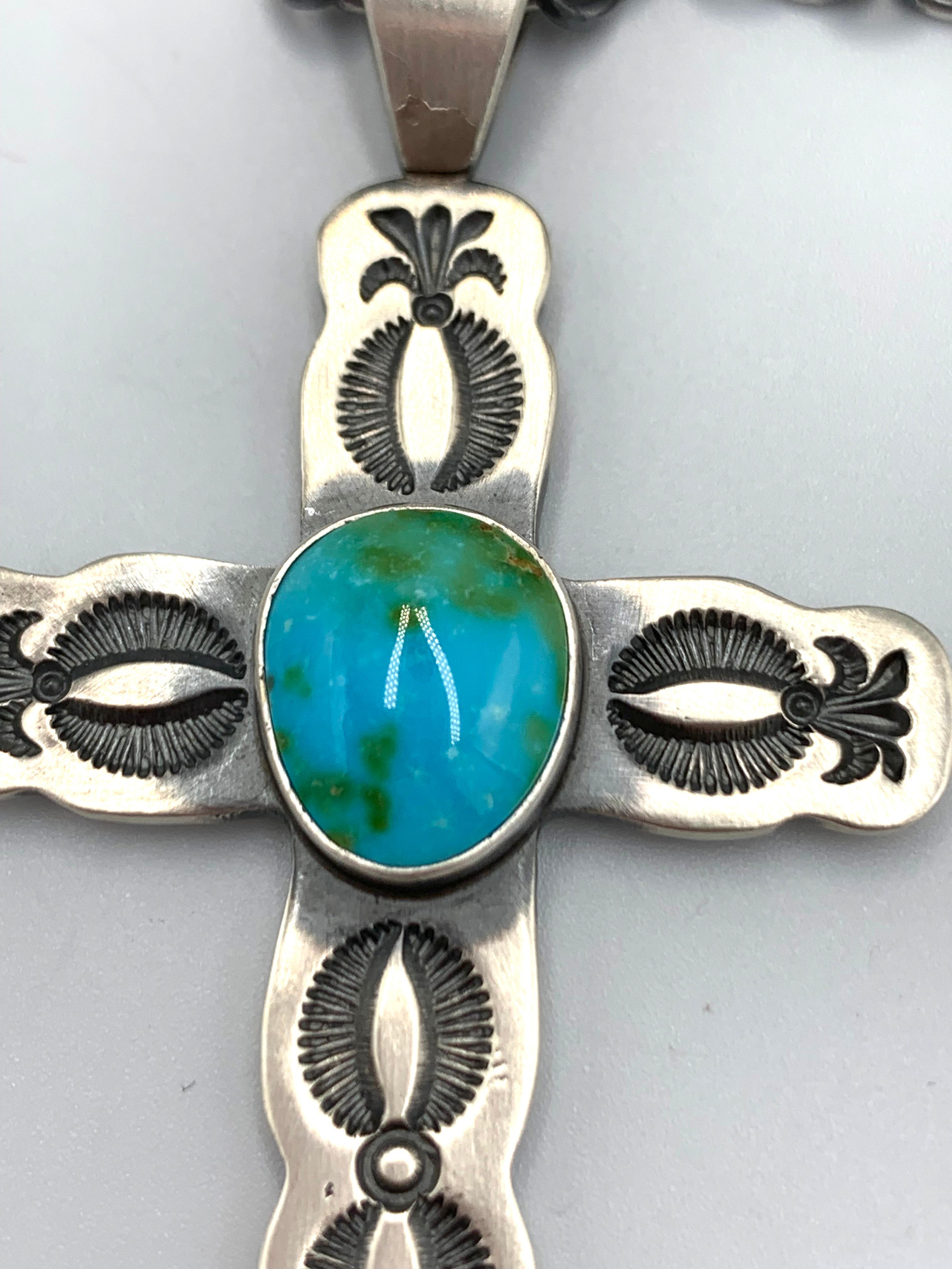 Ciondolo a forma di croce in argento Sterling stampato a mano con turchese Sonoran Gold in vendita 1