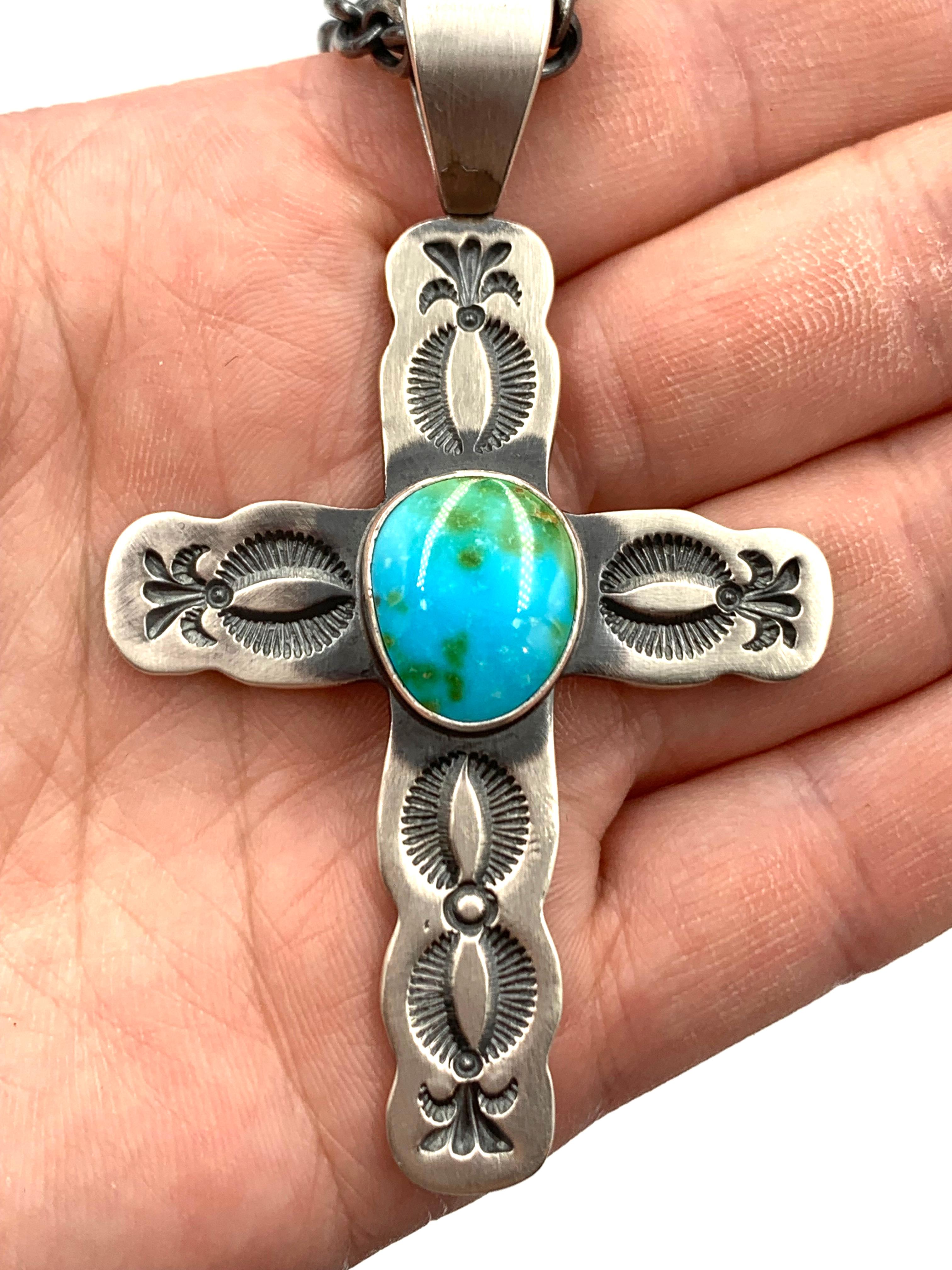 Ciondolo a forma di croce in argento Sterling stampato a mano con turchese Sonoran Gold in vendita 4