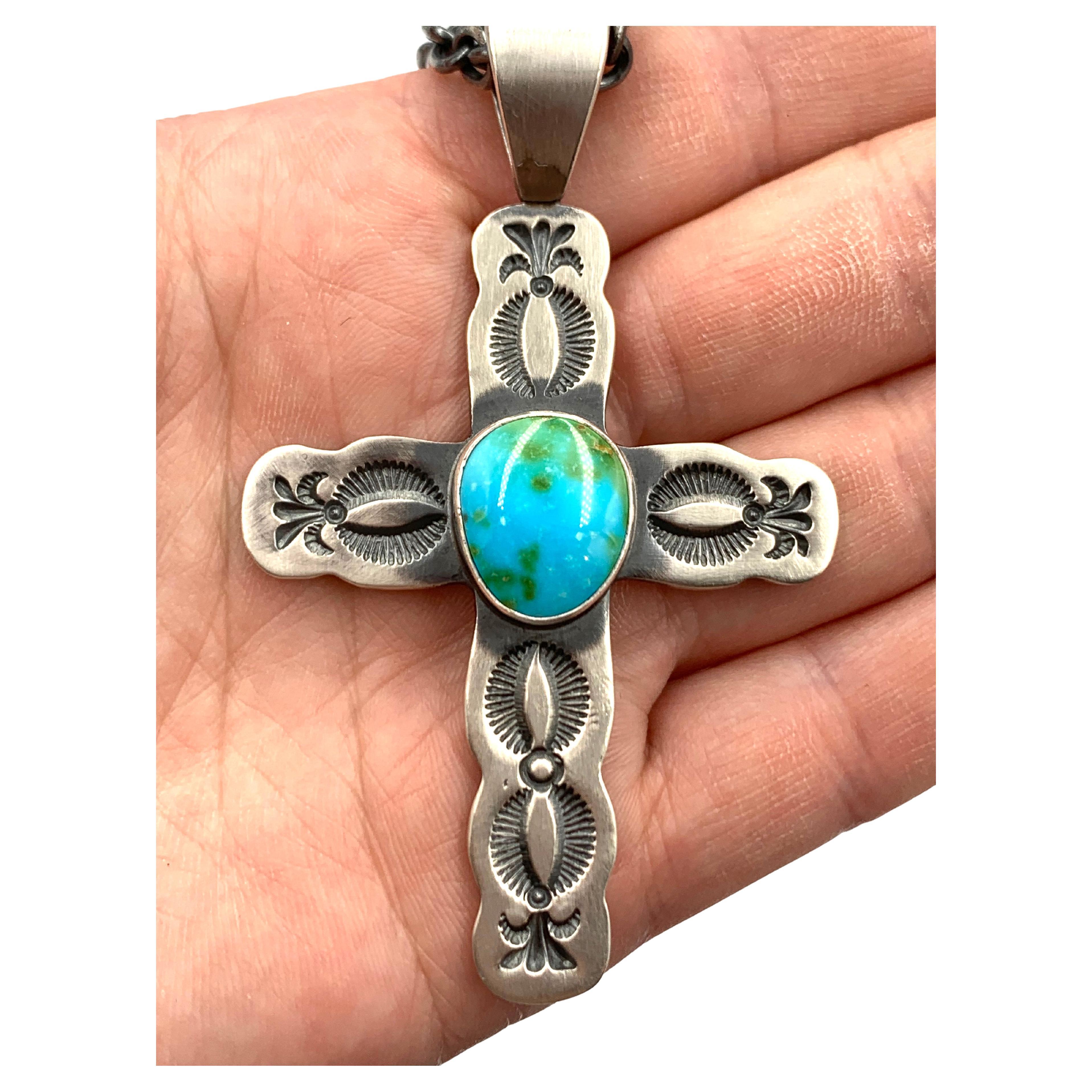 Ciondolo a forma di croce in argento Sterling stampato a mano con turchese Sonoran Gold in vendita