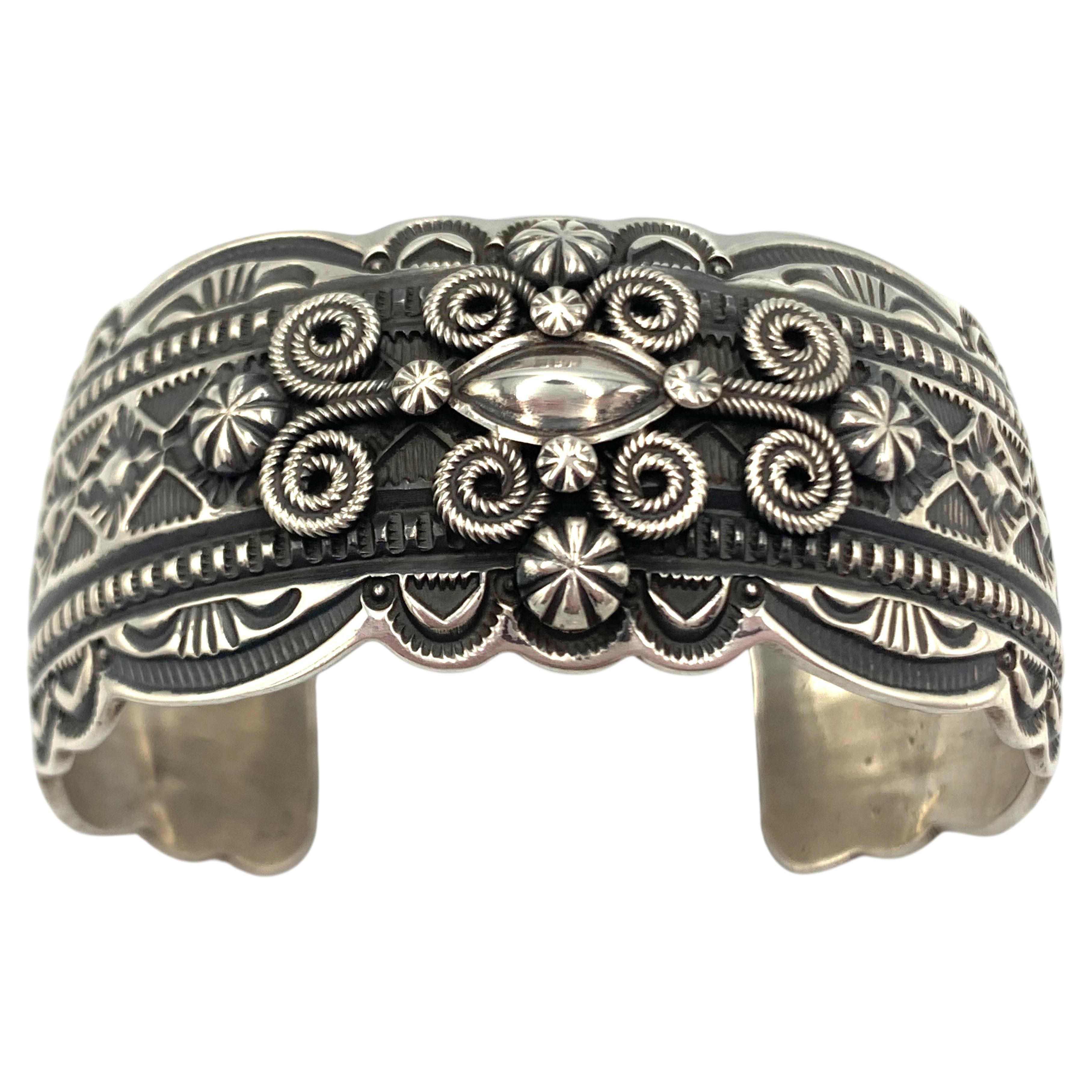 Bracciale in argento Sterling stampato a mano di Darrell Cadman (Navajo)