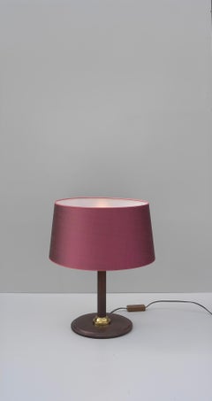 Lampada da tavolo in pelle marrone cucita a mano con paralume in seta rosa intenso, Francia, anni '60