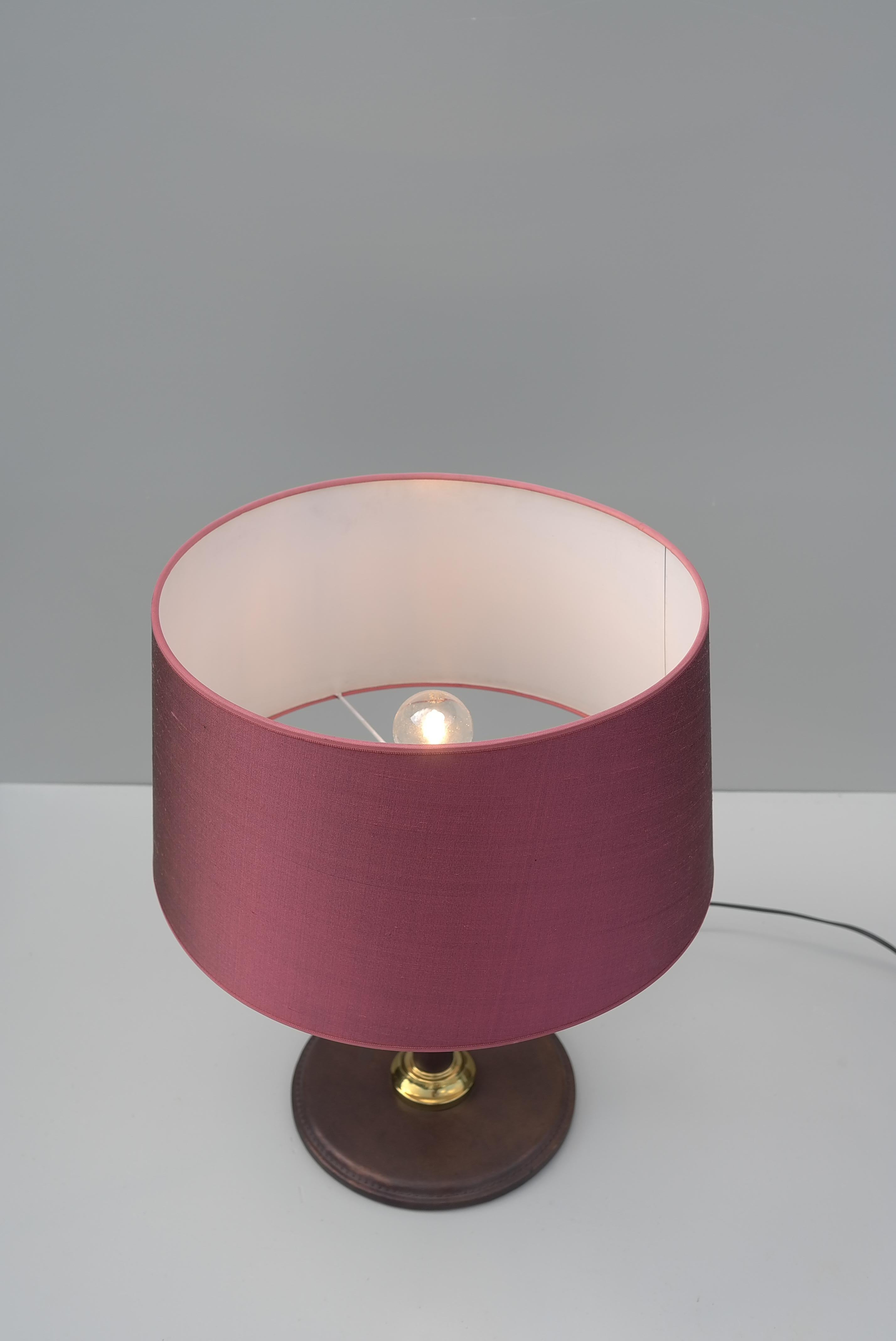 Hand-Stitched Brown Leather Table Lamp with Silk Deep Pink Shade, France, 1960s In Good Condition For Sale In Den Haag, NL