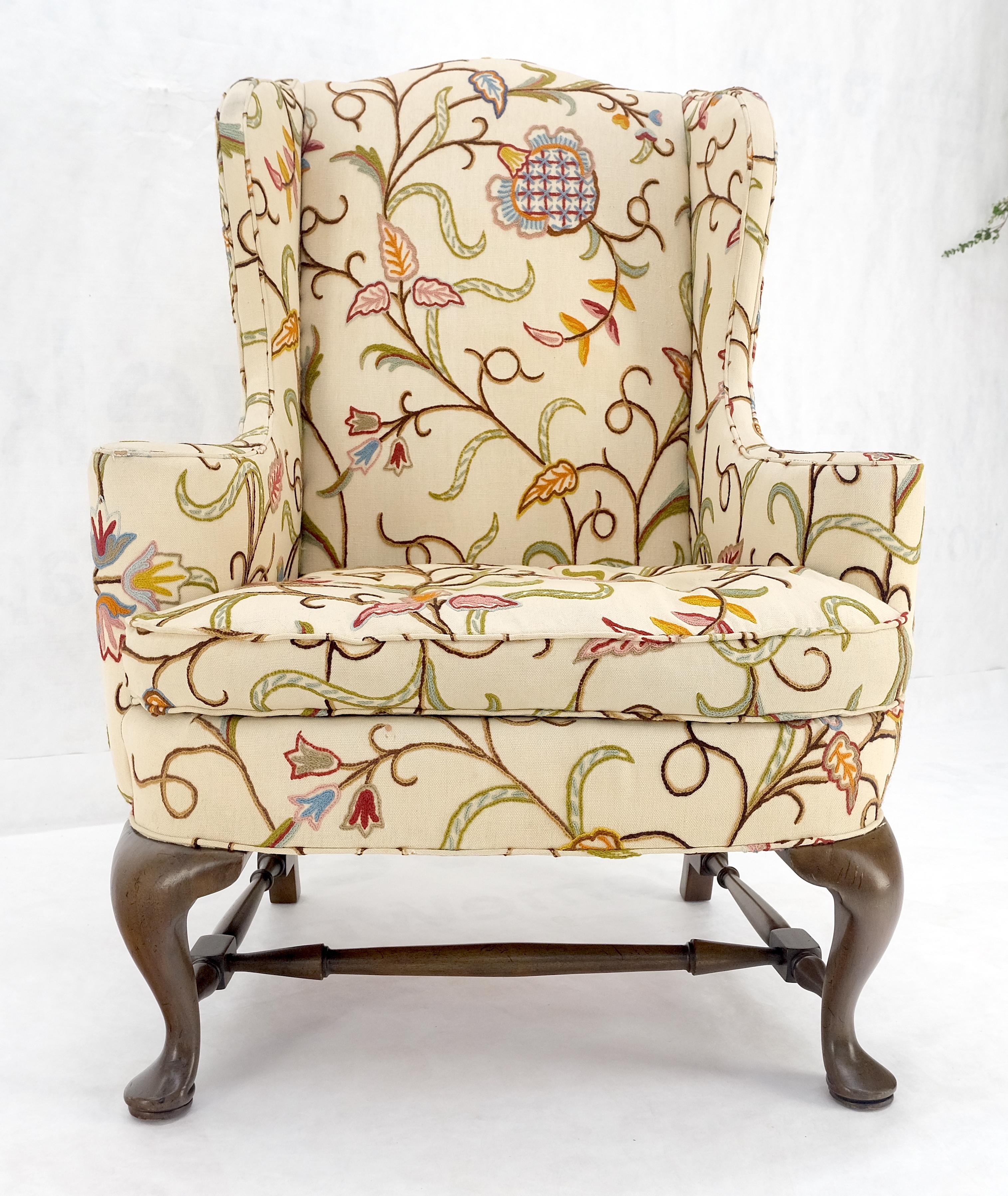 Tappezzeria Stitch by Stitch a mano con motivi floreali, ampia base Queen Anne, sedia da salotto Wind Club 1940s in vendita