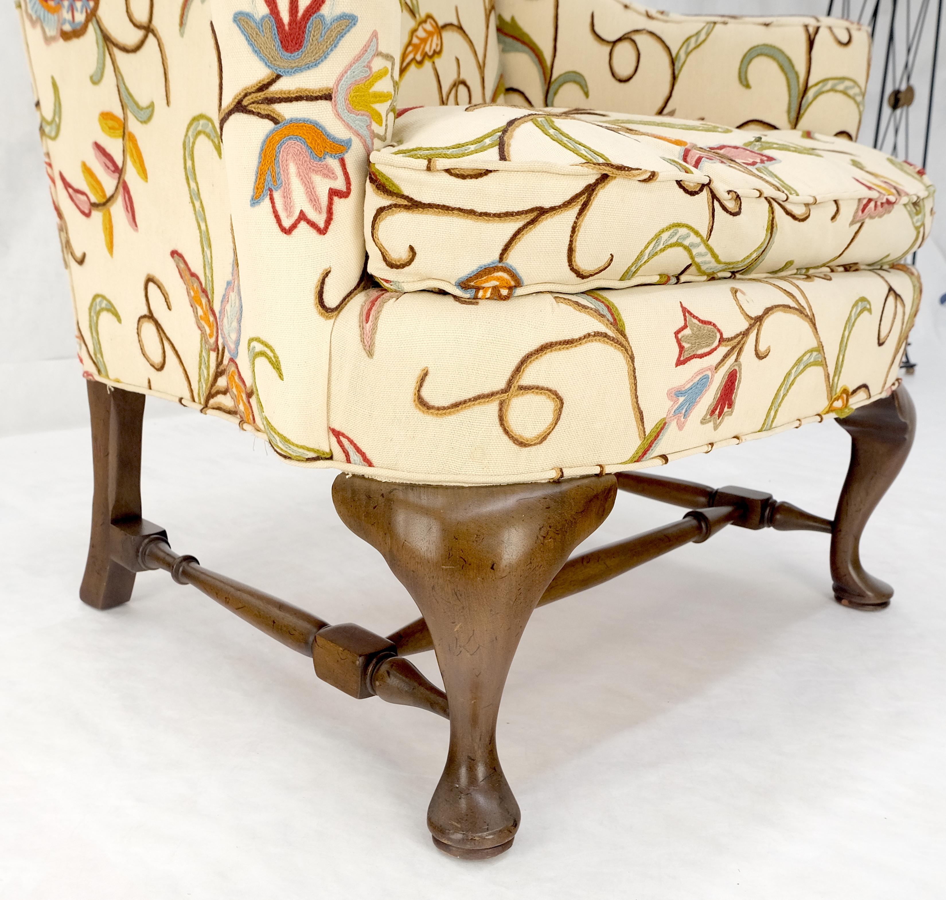 Stitch by Stitch a mano con motivi floreali, ampia base Queen Anne, sedia da salotto Wind Club 1940s in vendita 1