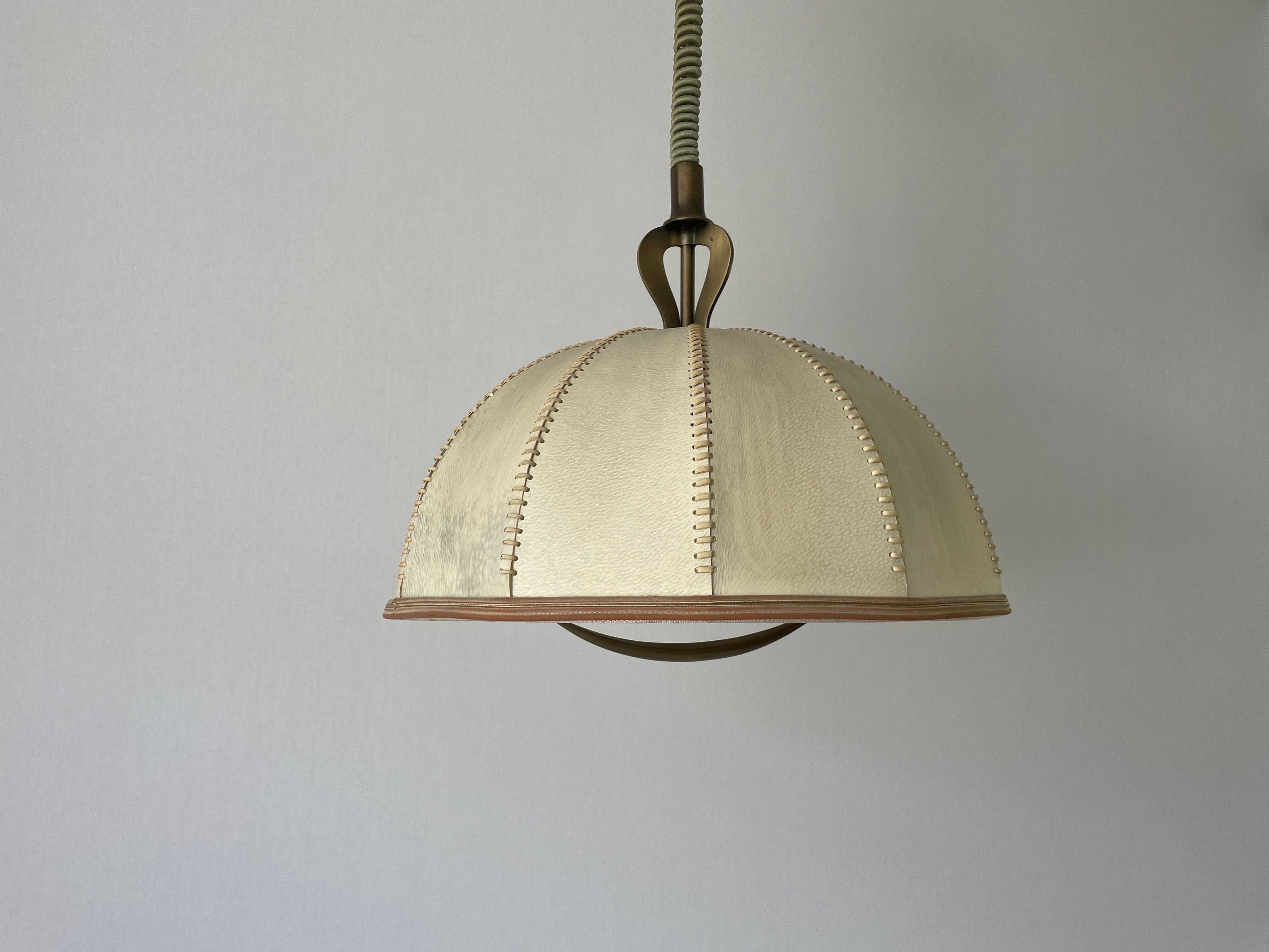 Lampada a sospensione regolabile in ottone e paralume in pelle cucito a mano, anni '60, Germania in vendita 3